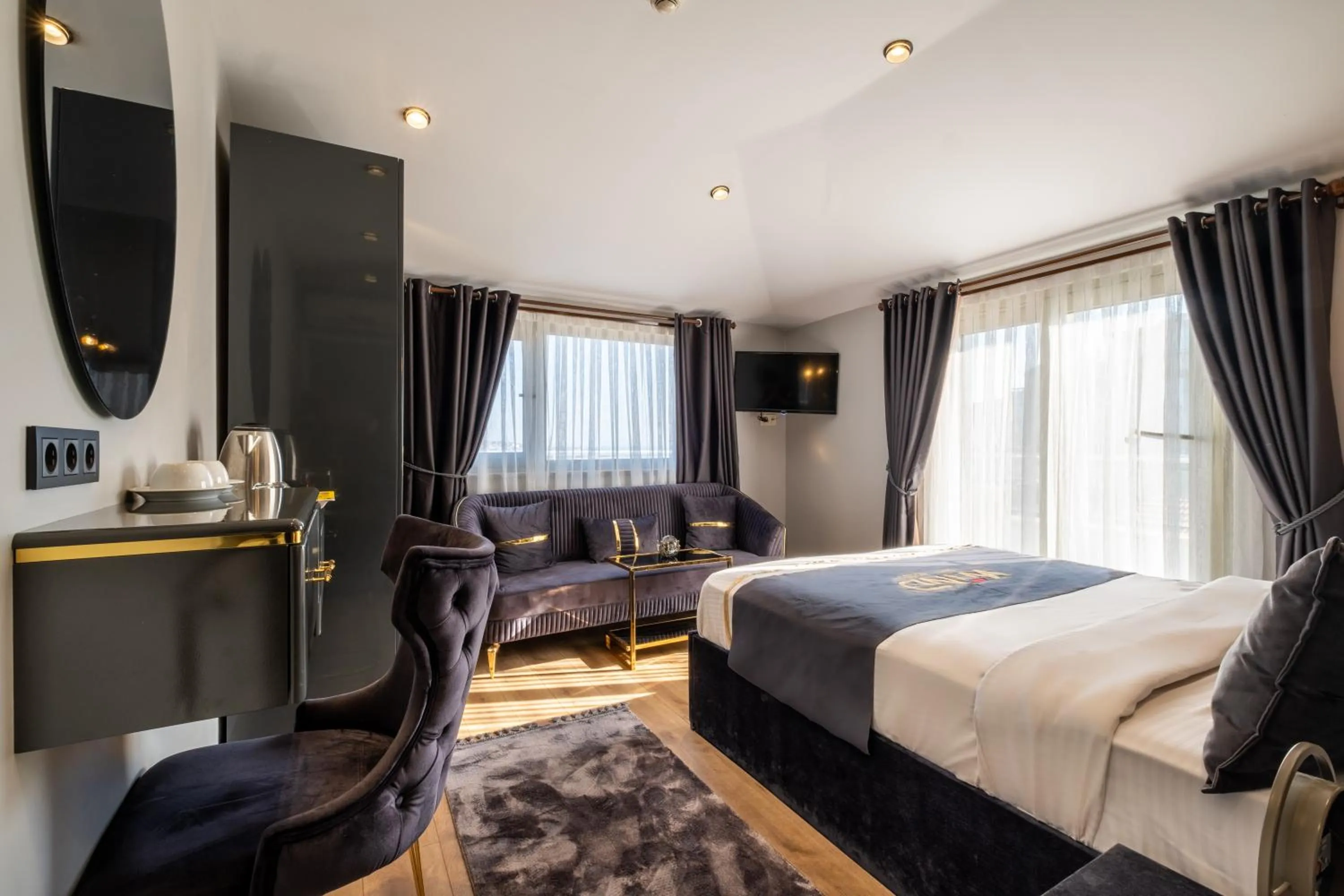 Seating area, Bed in Wind Suit