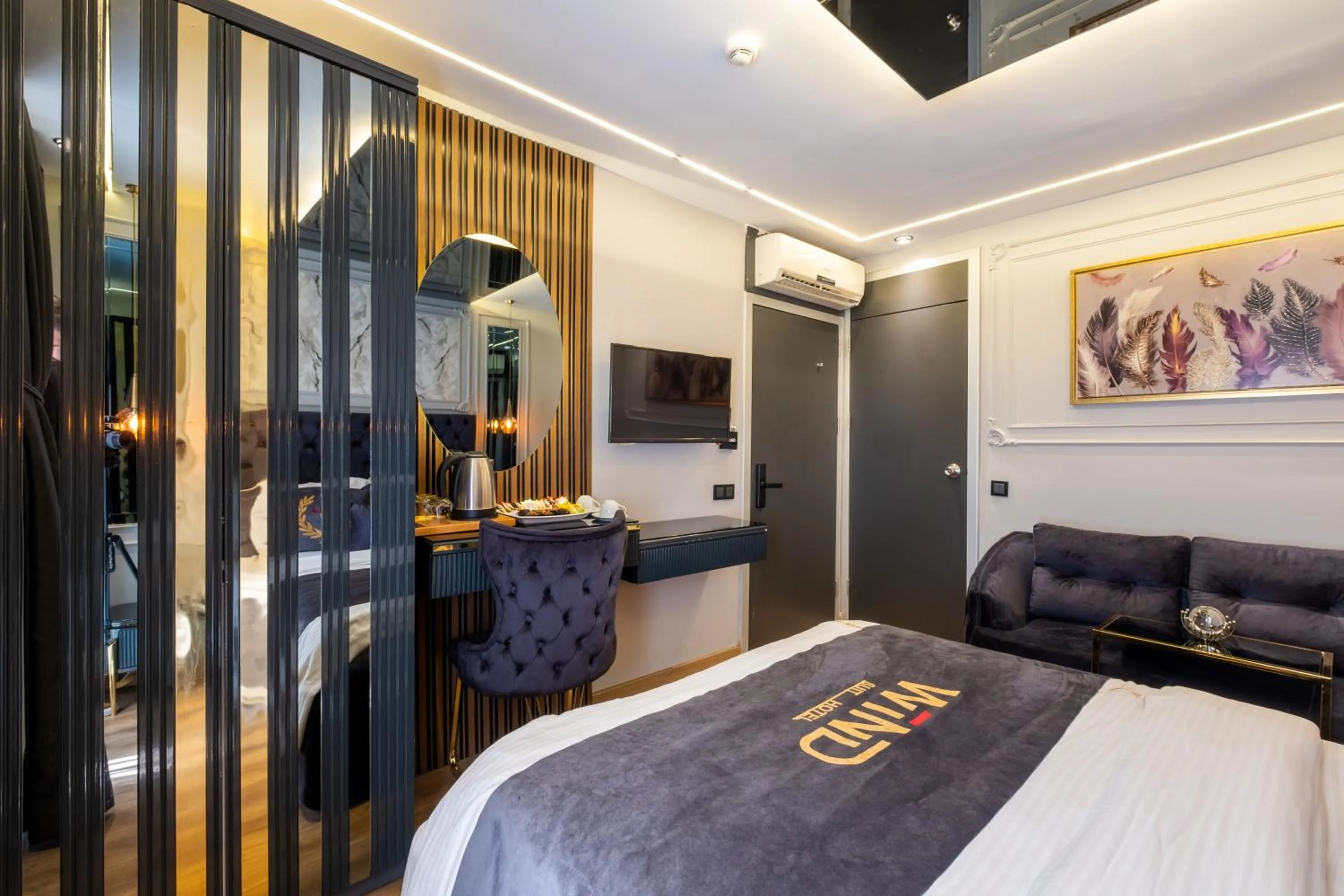 Communal lounge/ TV room, Bed in Wind Suit