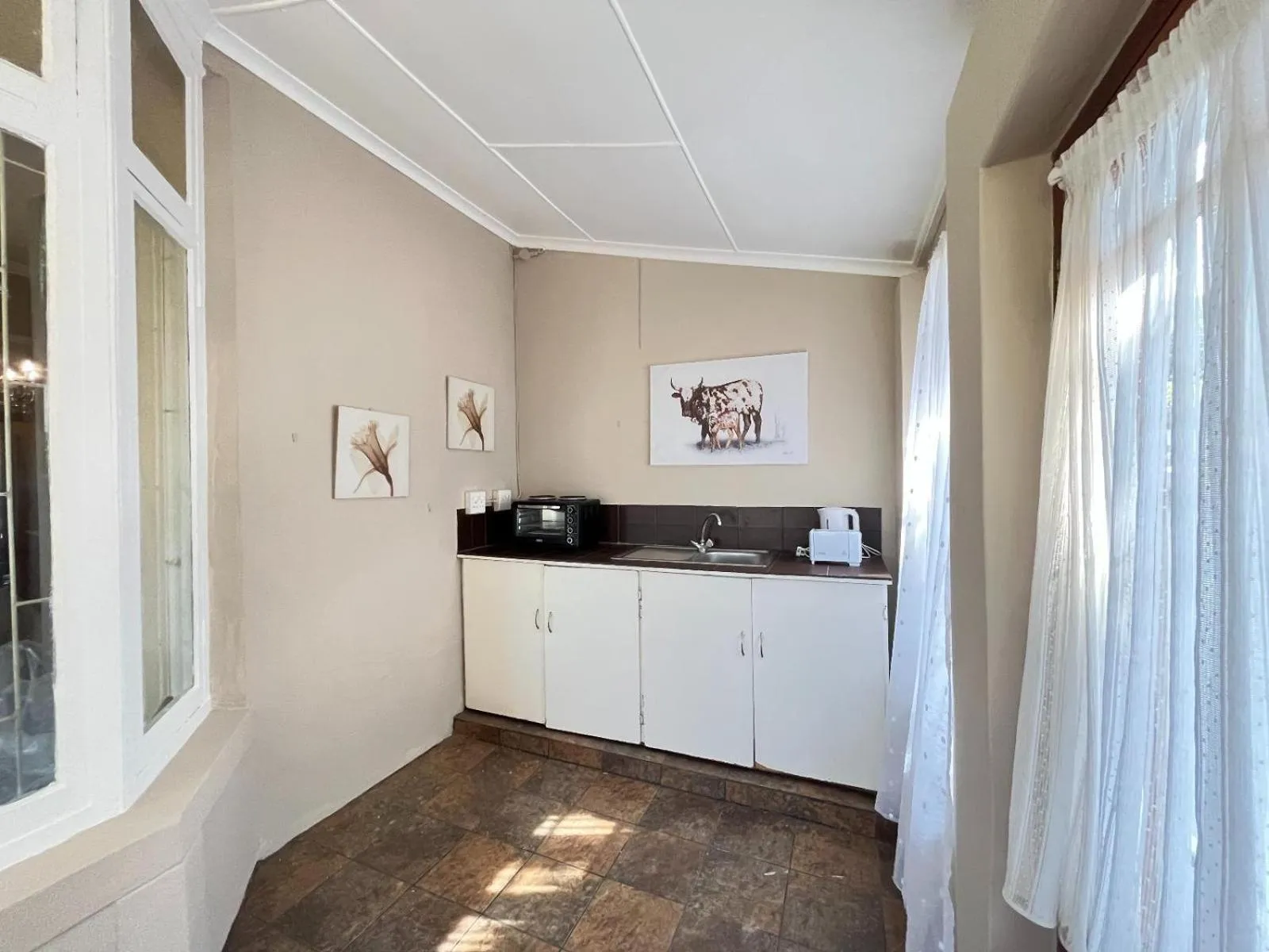 Kitchen or kitchenette in Lindela House