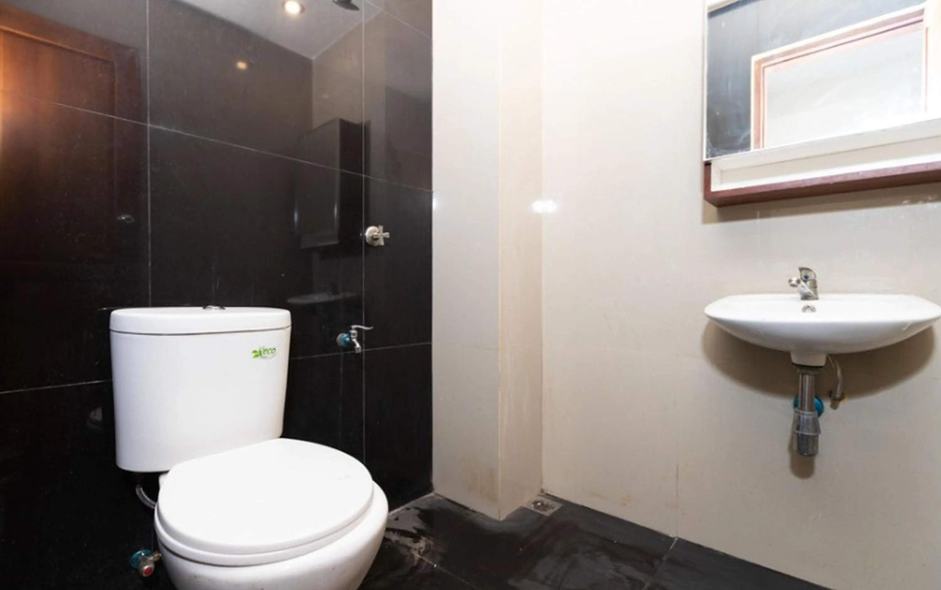 Bathroom in RedDoorz Syariah @ Batua Raya