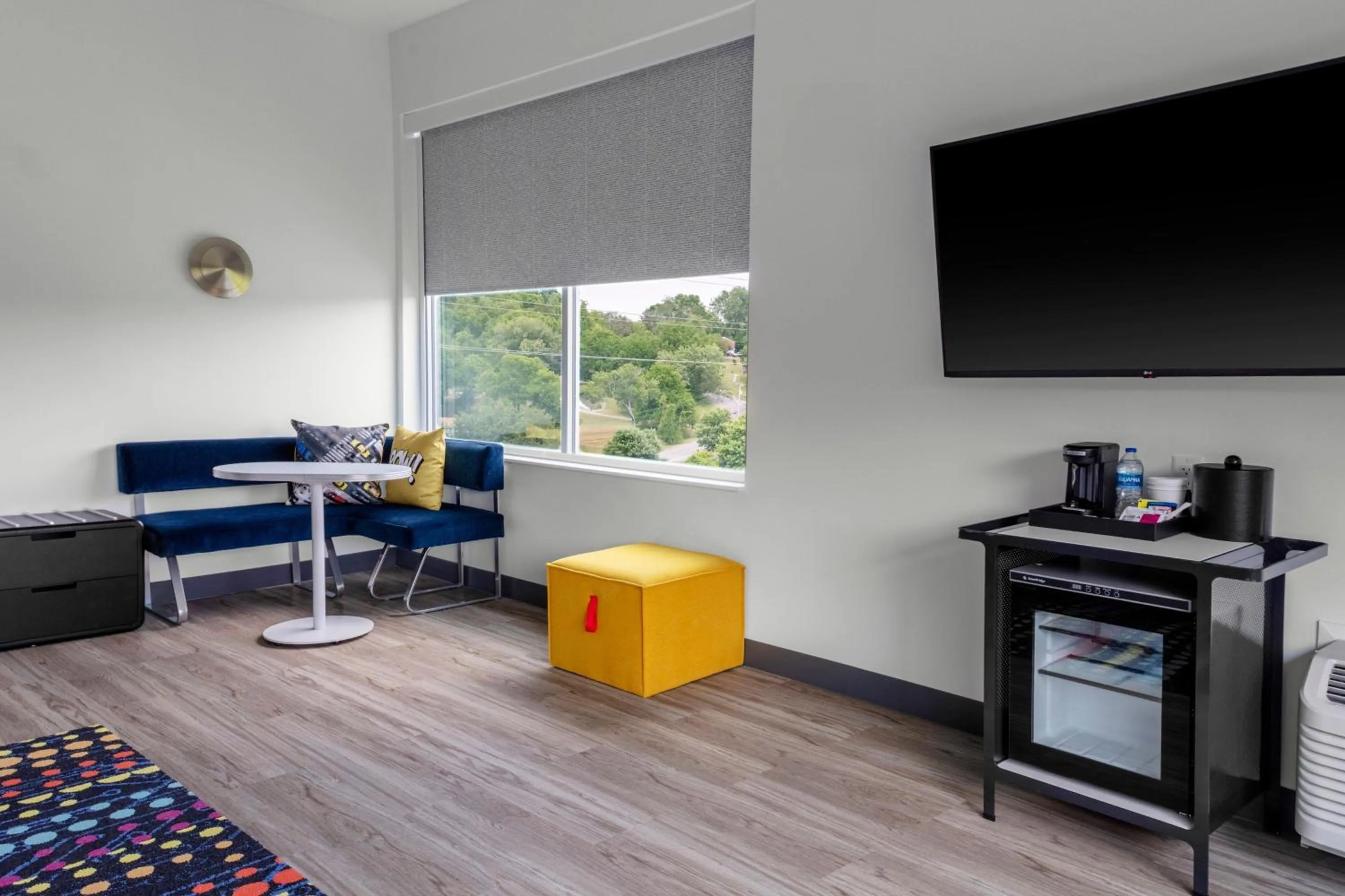 Photo of the whole room in Aloft Nashville Airport