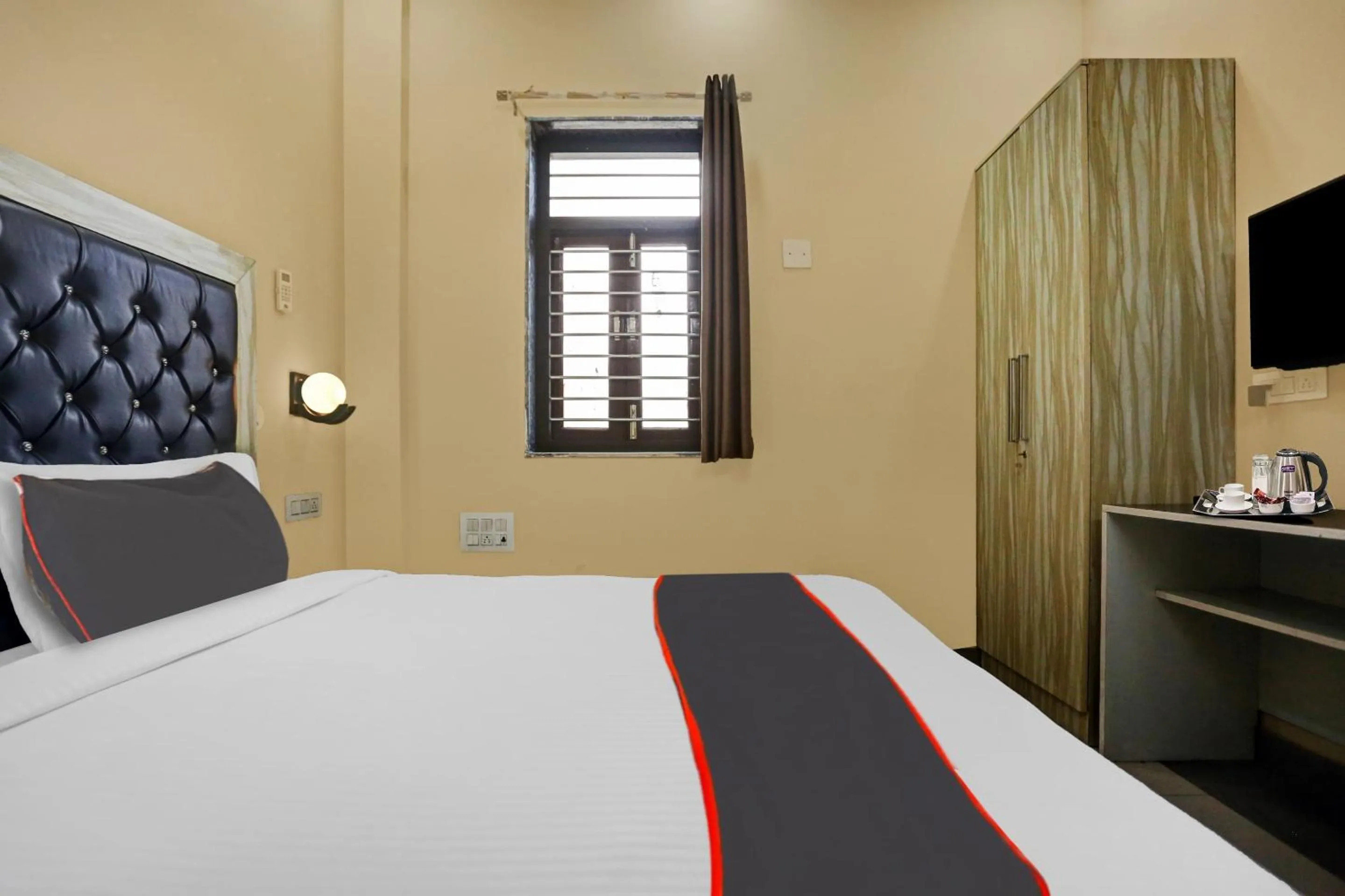 Bedroom in Collection O Metro View Ashok Vihar Near Shalimar Bagh Metro Station