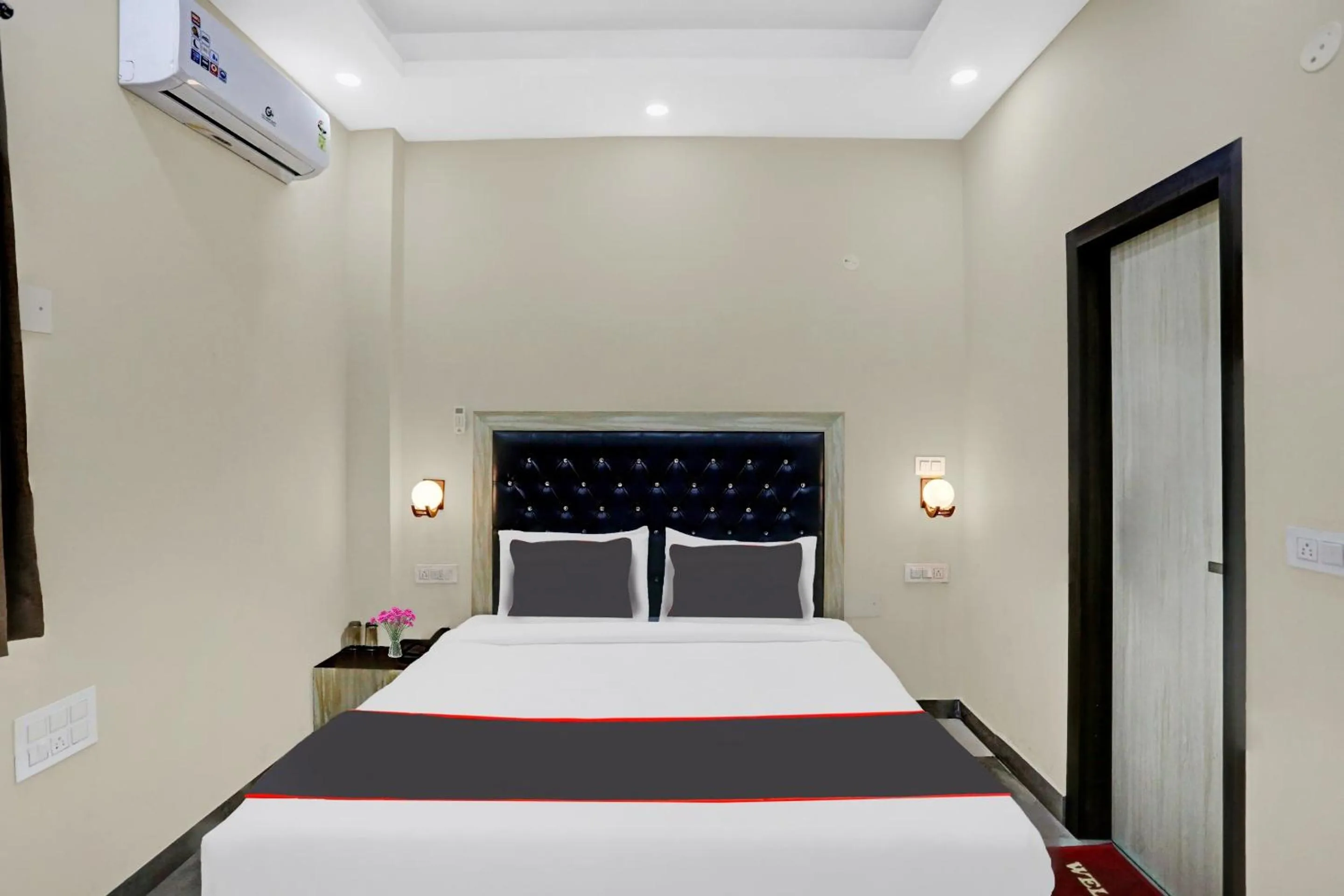 Bedroom in Collection O Metro View Ashok Vihar Near Shalimar Bagh Metro Station