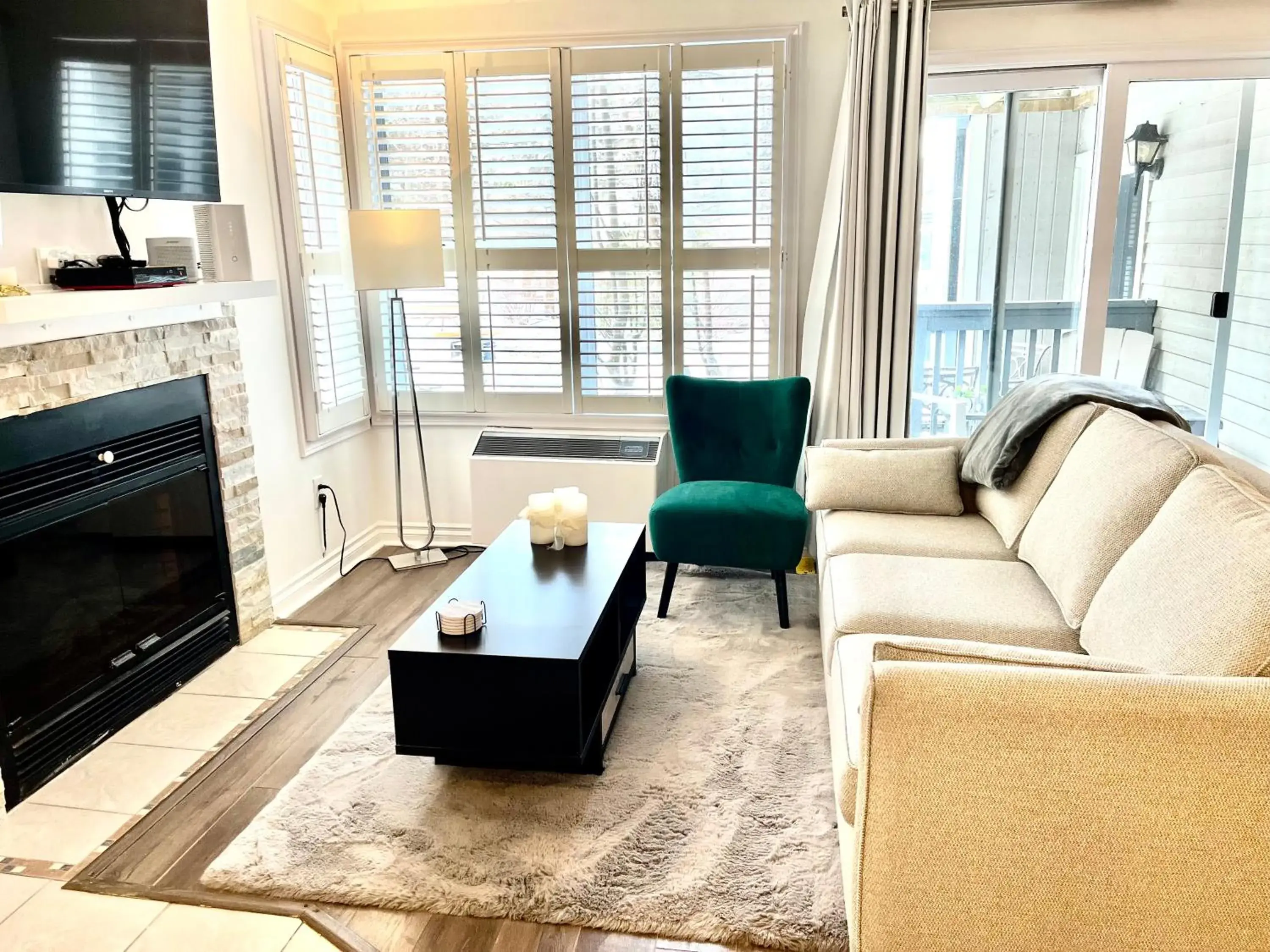 Slope-side Studio Bliss Ski-in Ski-out, Renovated At Blue, Hot Tub, Fast Wi-Fi Slope-side Studio Bliss Ski-in Ski-out, Renovated At Blue, Hot Tub, Fast Wi-Fi