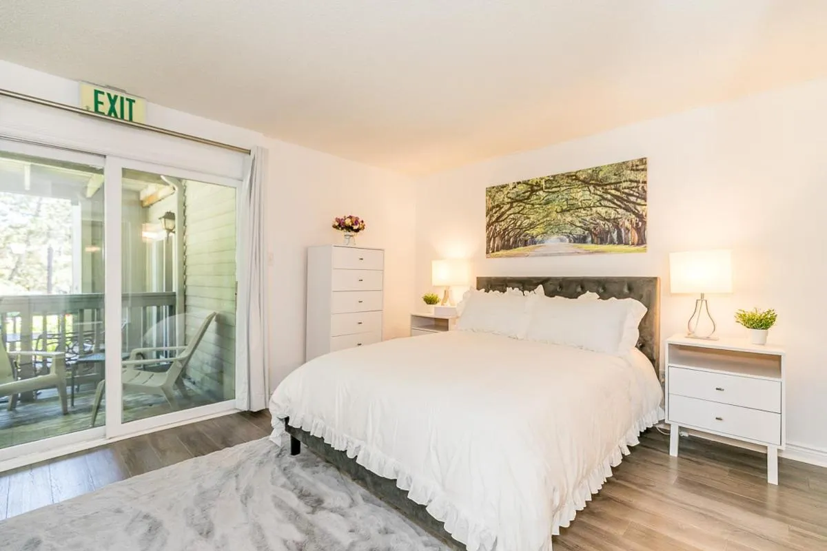 Bed in Slope-side Studio Bliss Ski-in Ski-out, Renovated At Blue, Hot Tub, Fast Wi-Fi