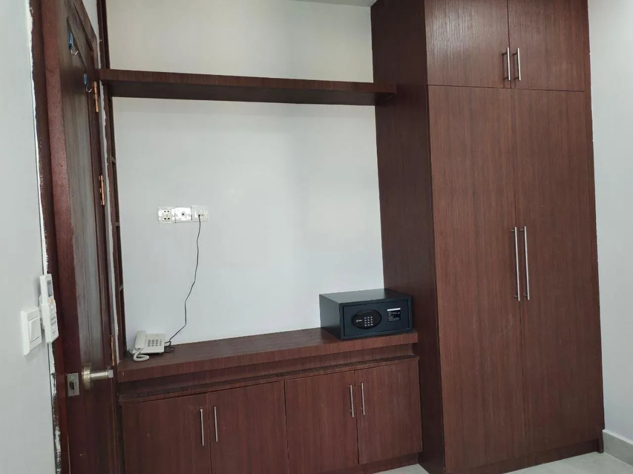 wardrobe in Residence 110 (Hotel and Apartments)