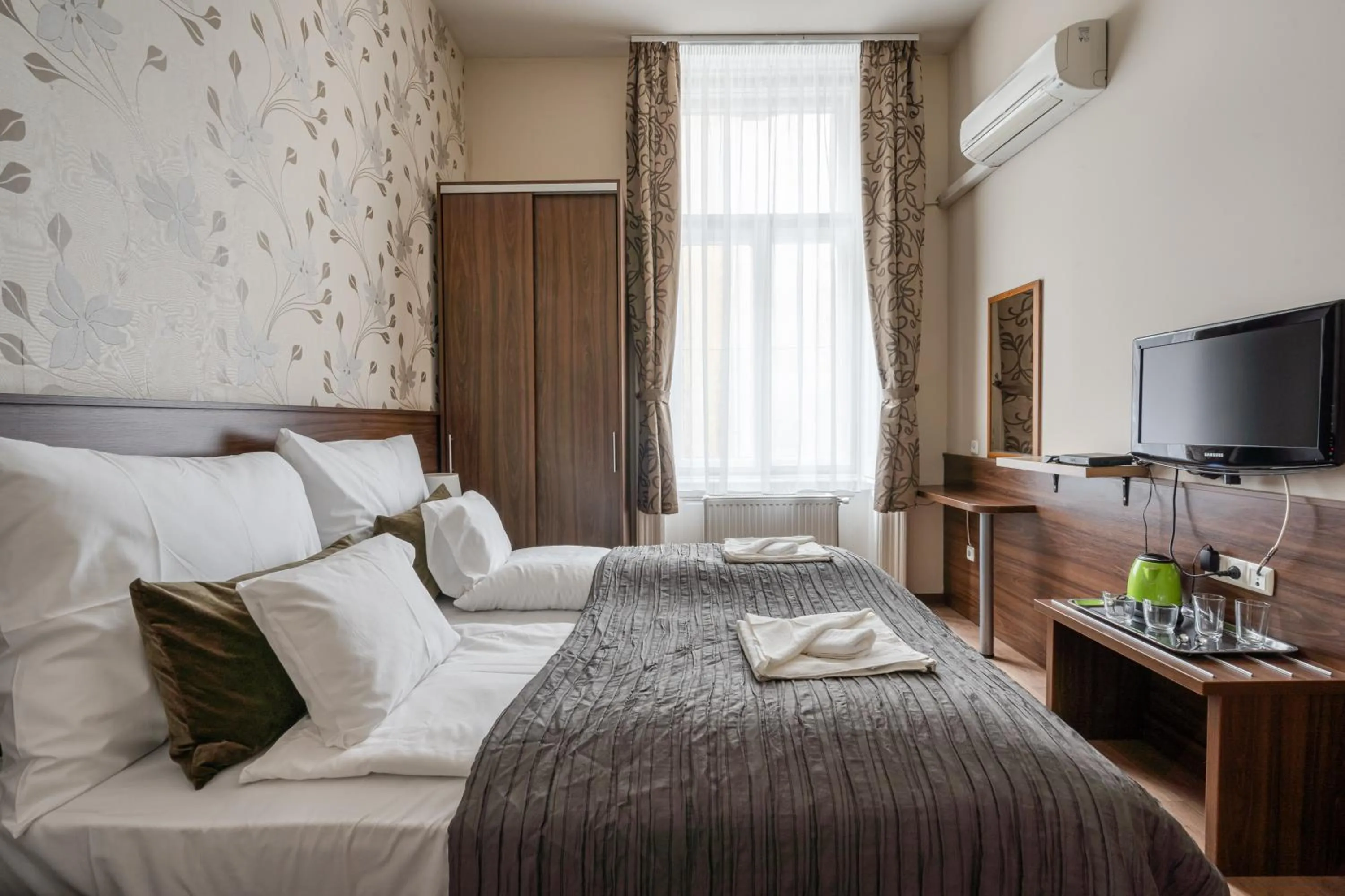 Bed in Elit Boutique Rooms- Best Location by BQA