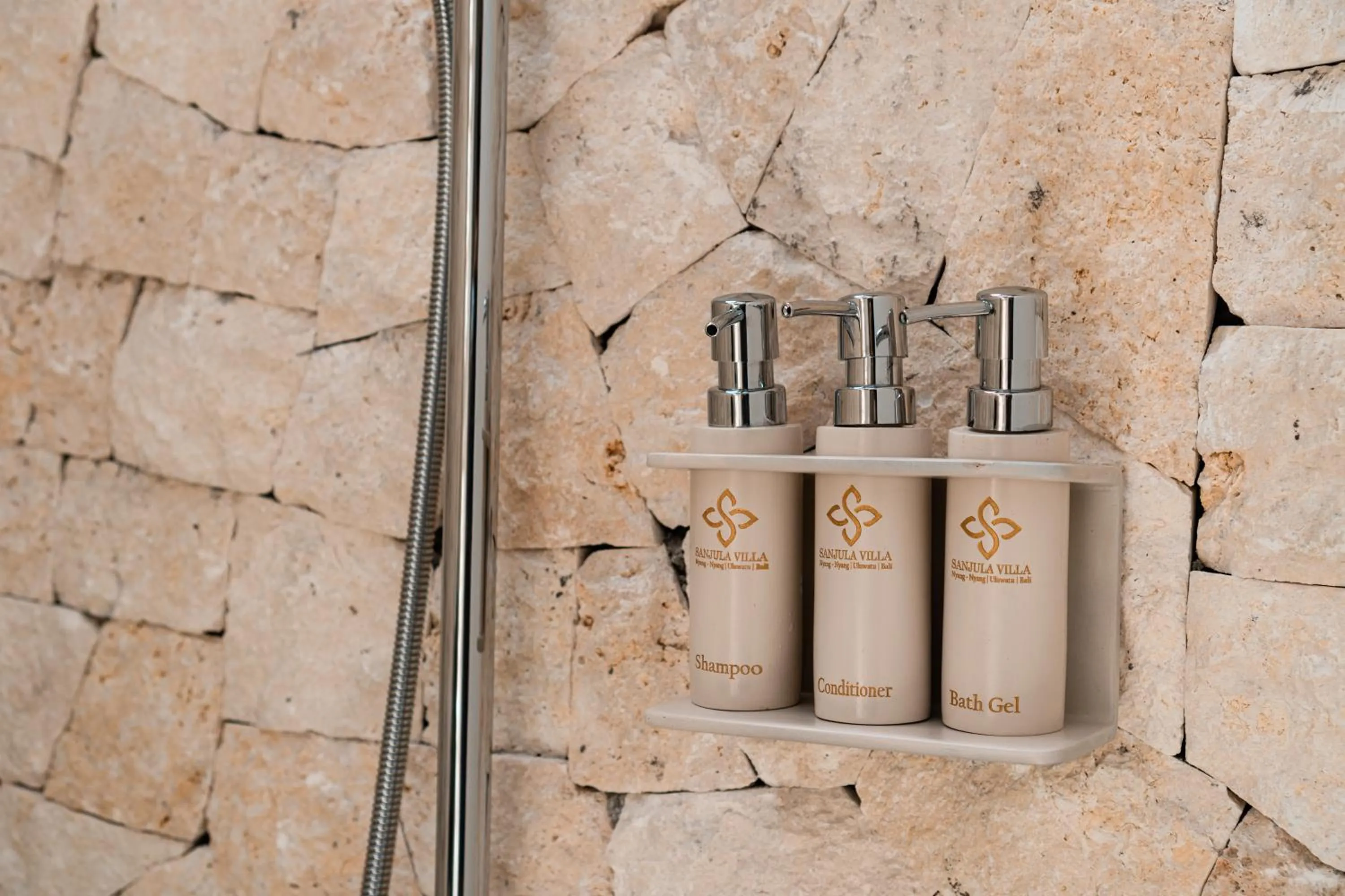 Shower in Sanjula Uluwatu