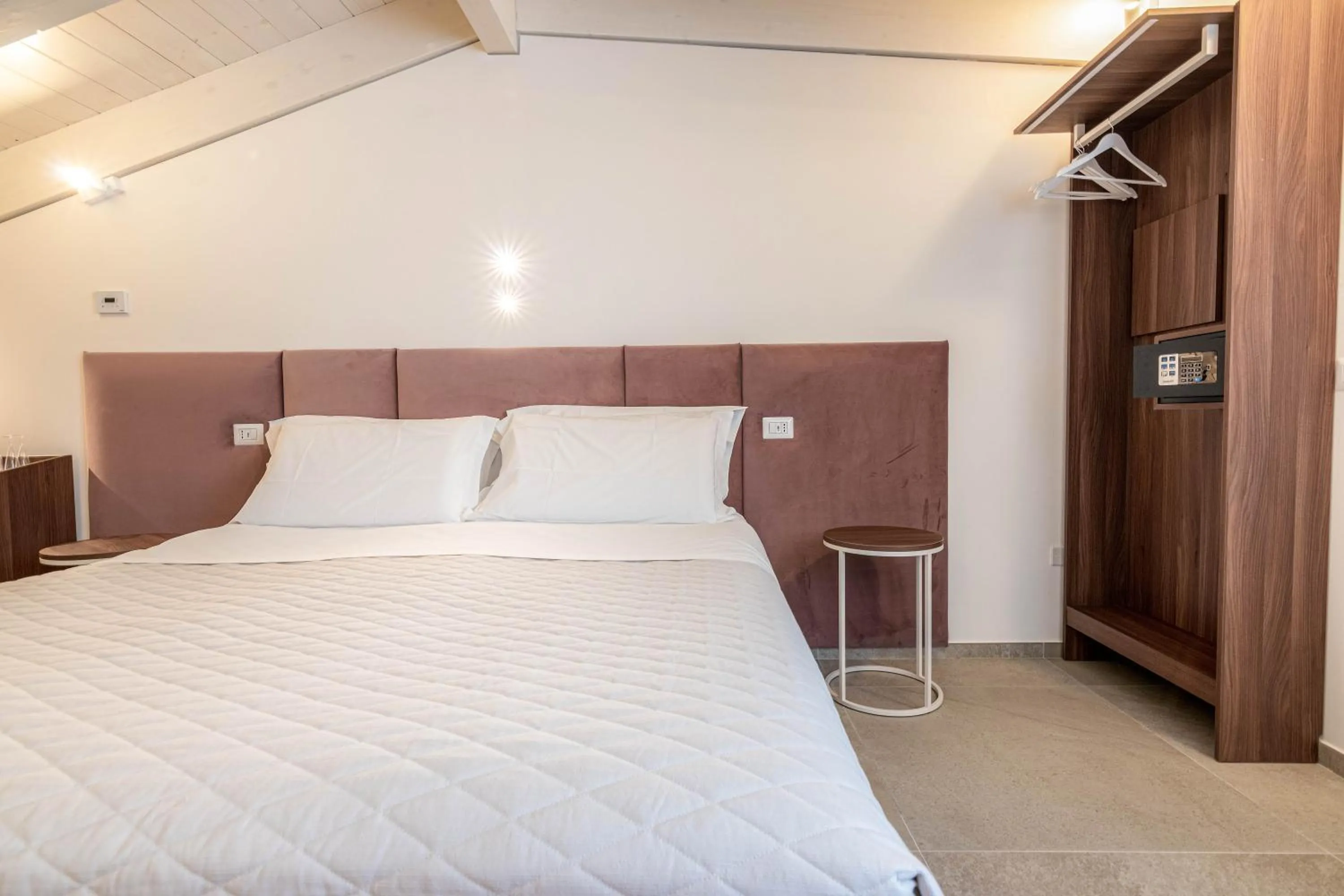 safe, Bed in Profumi di Primavera Luxury Rooms & Suite