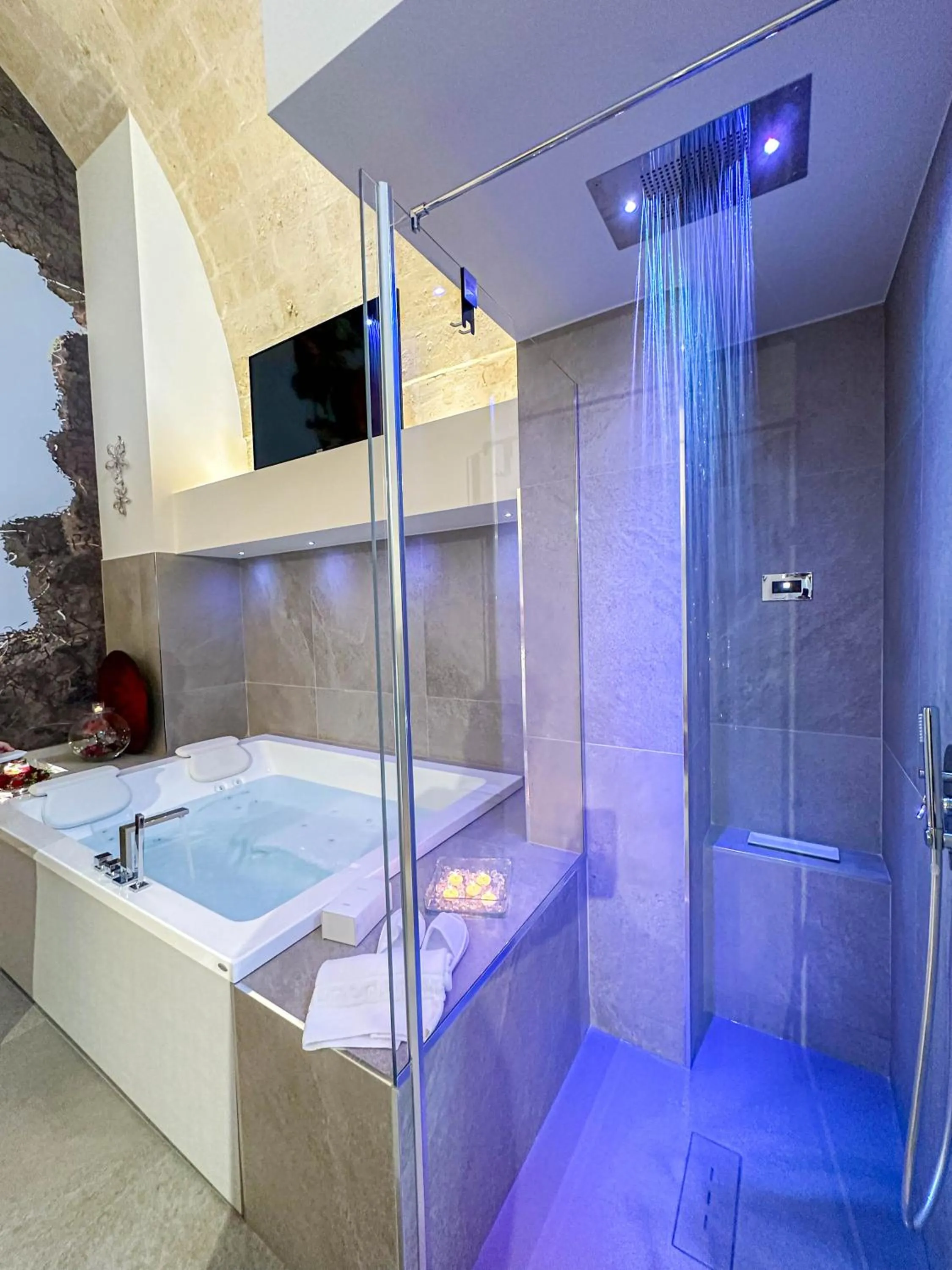 Shower in Profumi di Primavera Luxury Rooms & Suite
