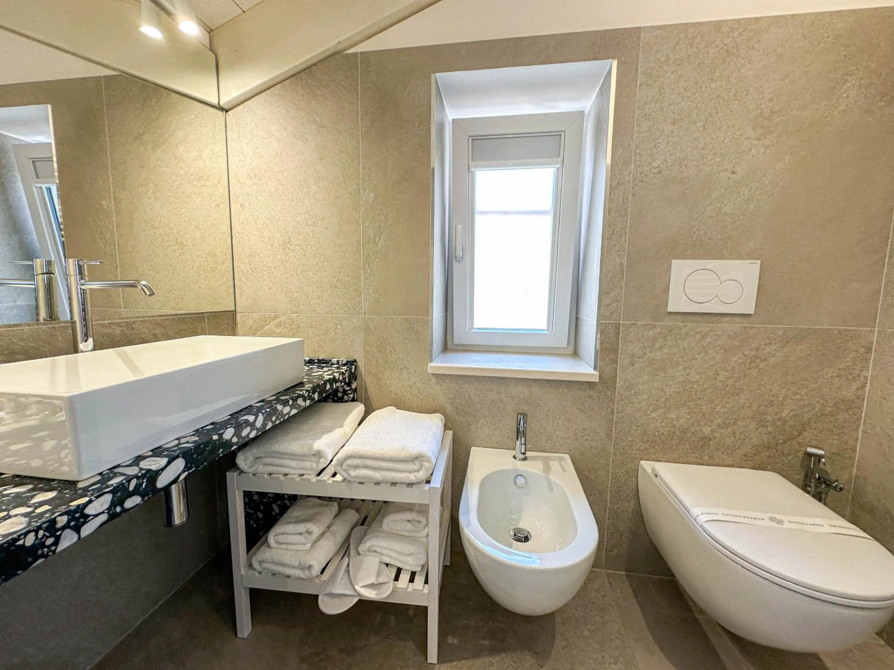 bidet in Profumi di Primavera Luxury Rooms & Suite