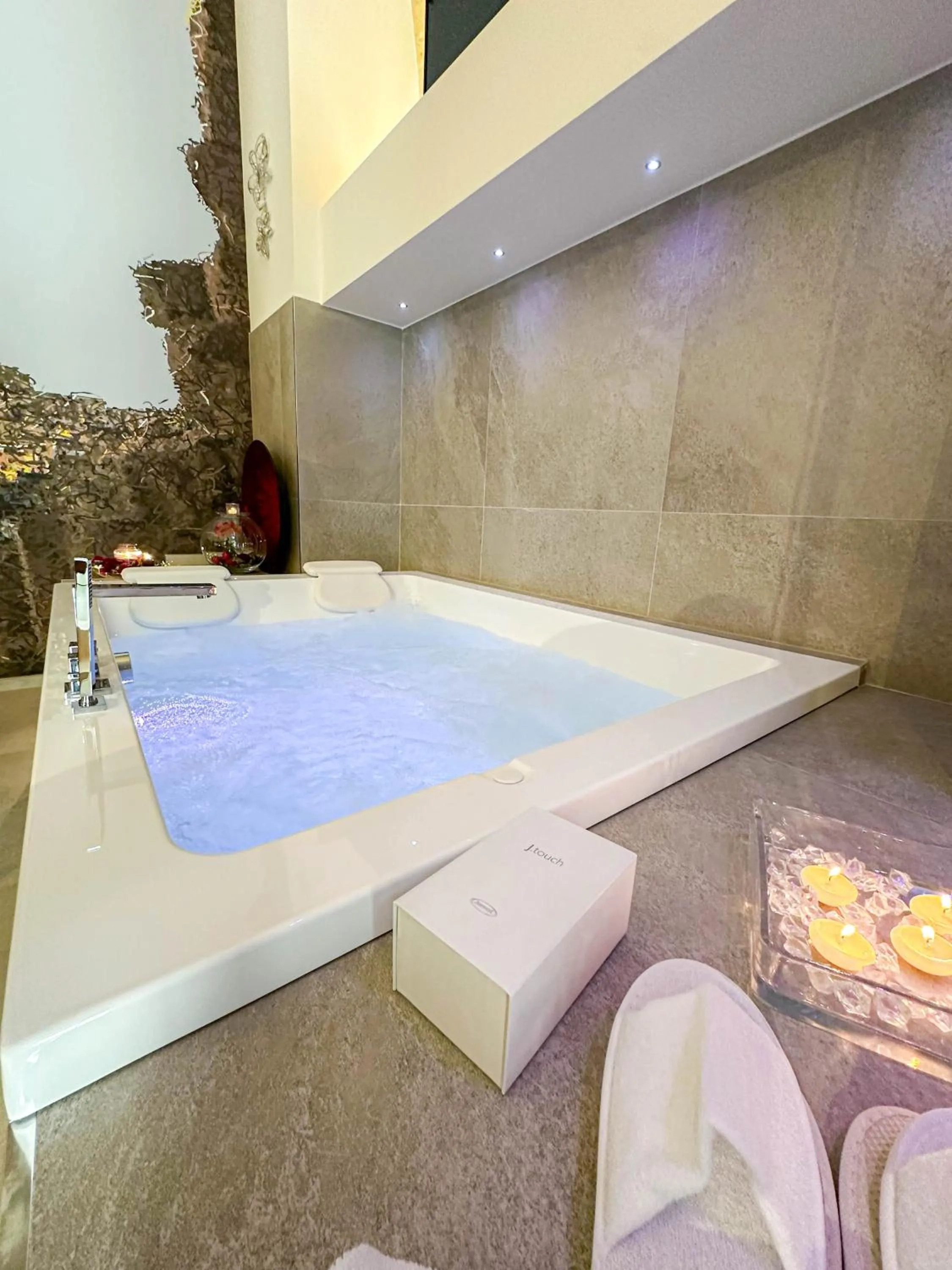 Hot Tub in Profumi di Primavera Luxury Rooms & Suite