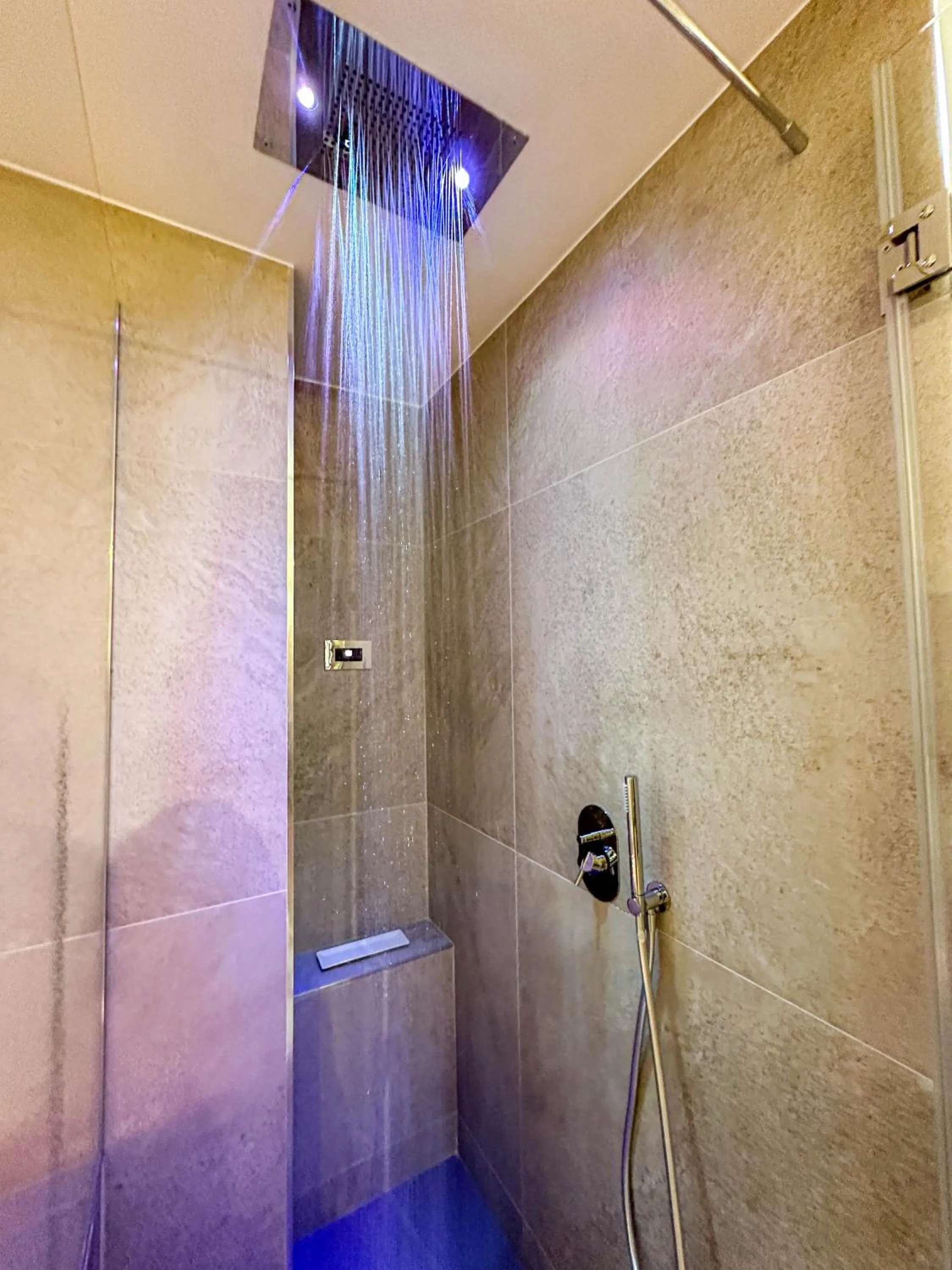 Shower in Profumi di Primavera Luxury Rooms & Suite