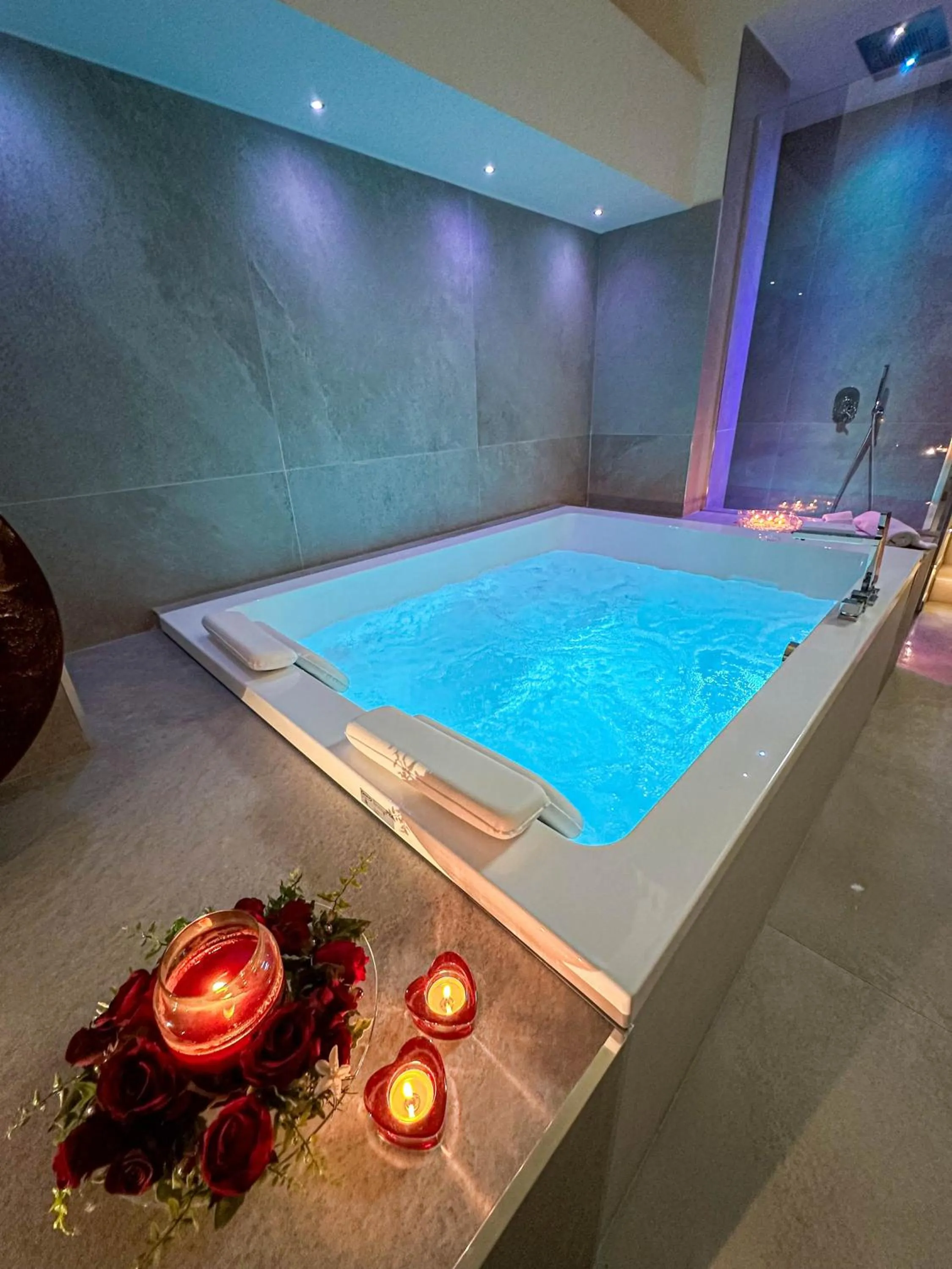 Hot Tub in Profumi di Primavera Luxury Rooms & Suite