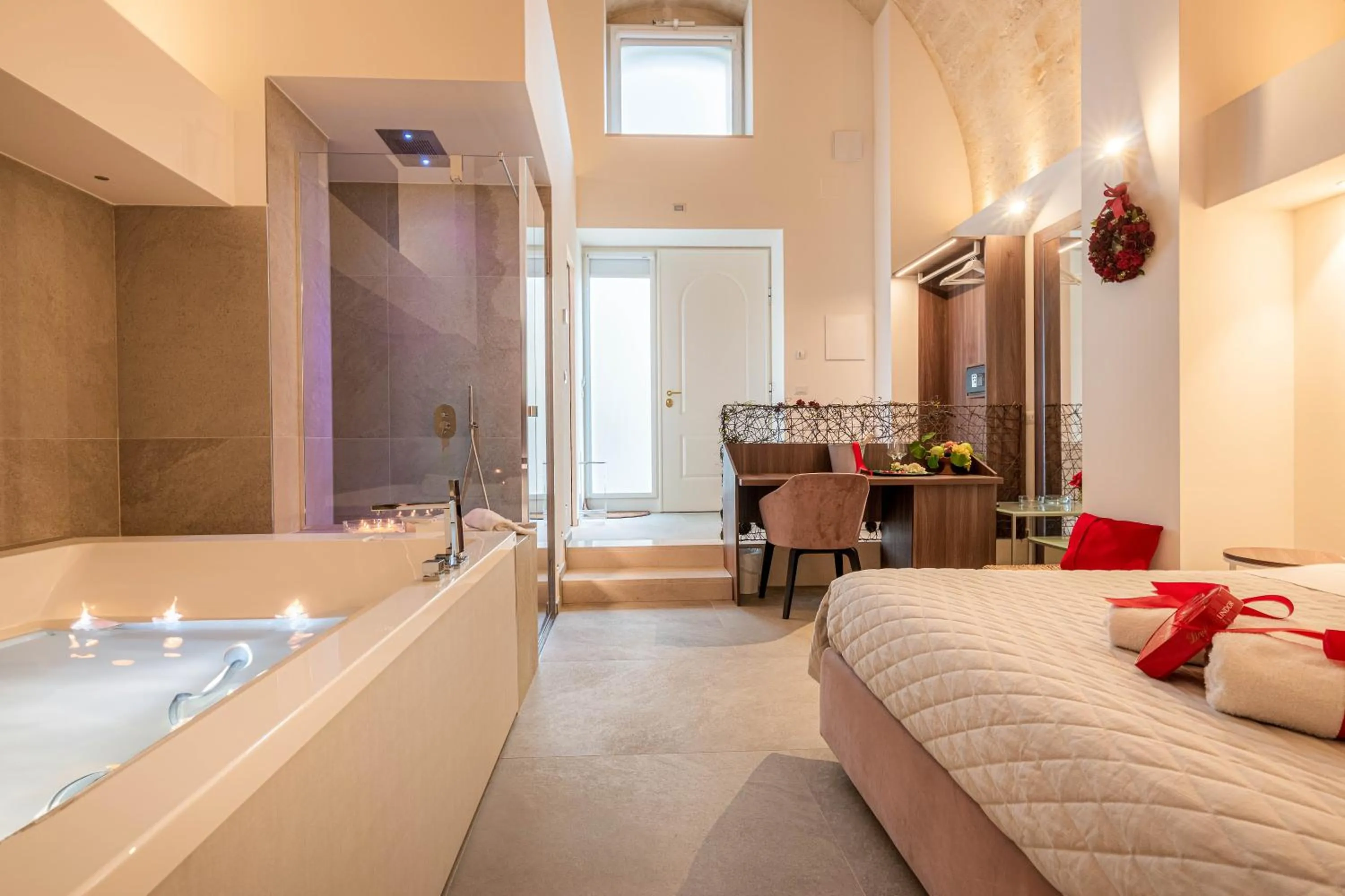 Hot Tub, Bed in Profumi di Primavera Luxury Rooms & Suite