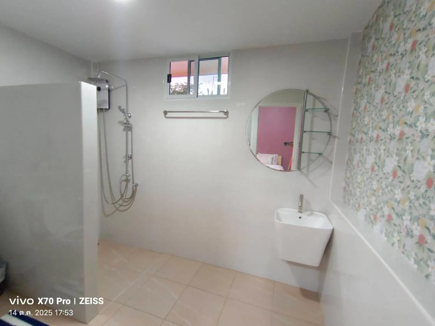 Shower in Da-Kanda Boutique