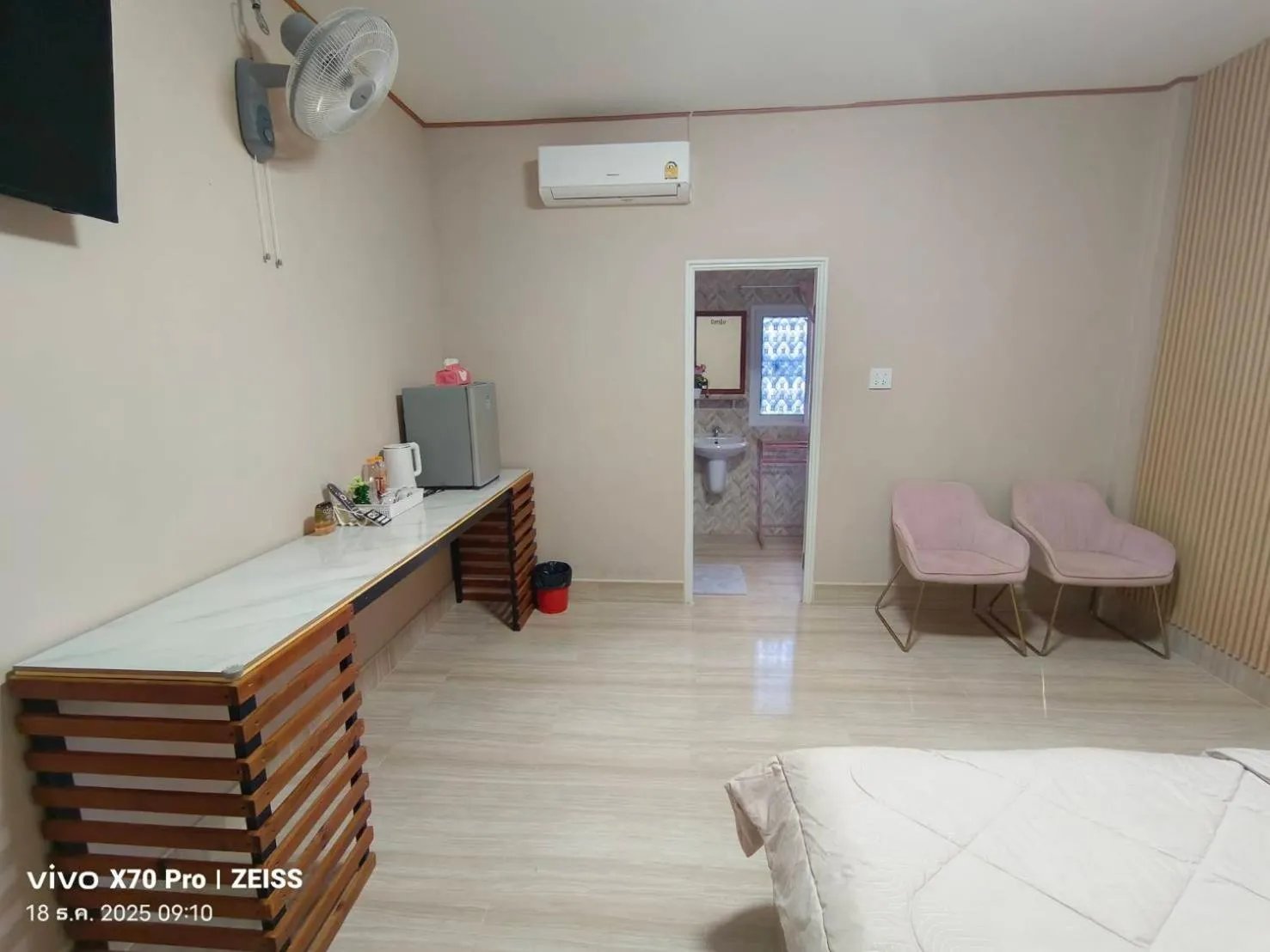 Photo of the whole room, Bed in Da-Kanda Boutique