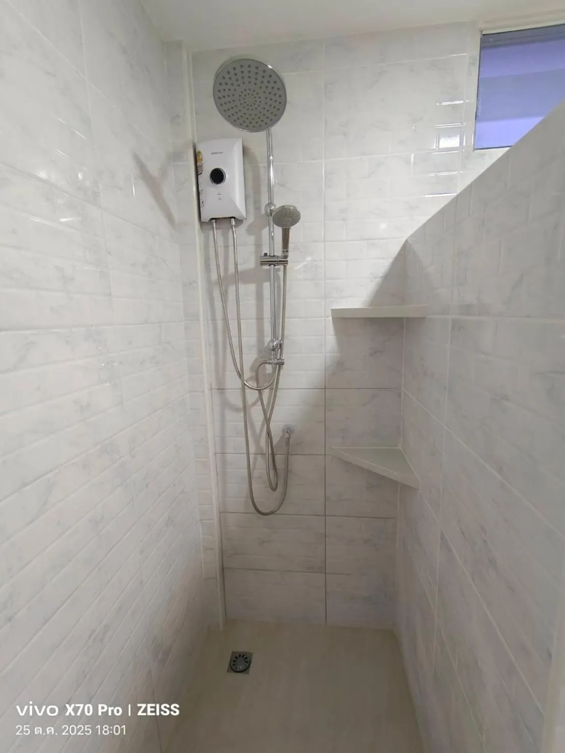Shower in Da-Kanda Boutique