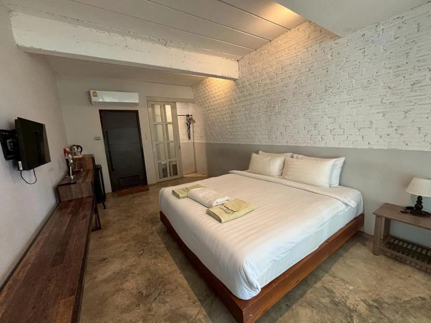 Photo of the whole room, Bed in Diamond Beach Resort