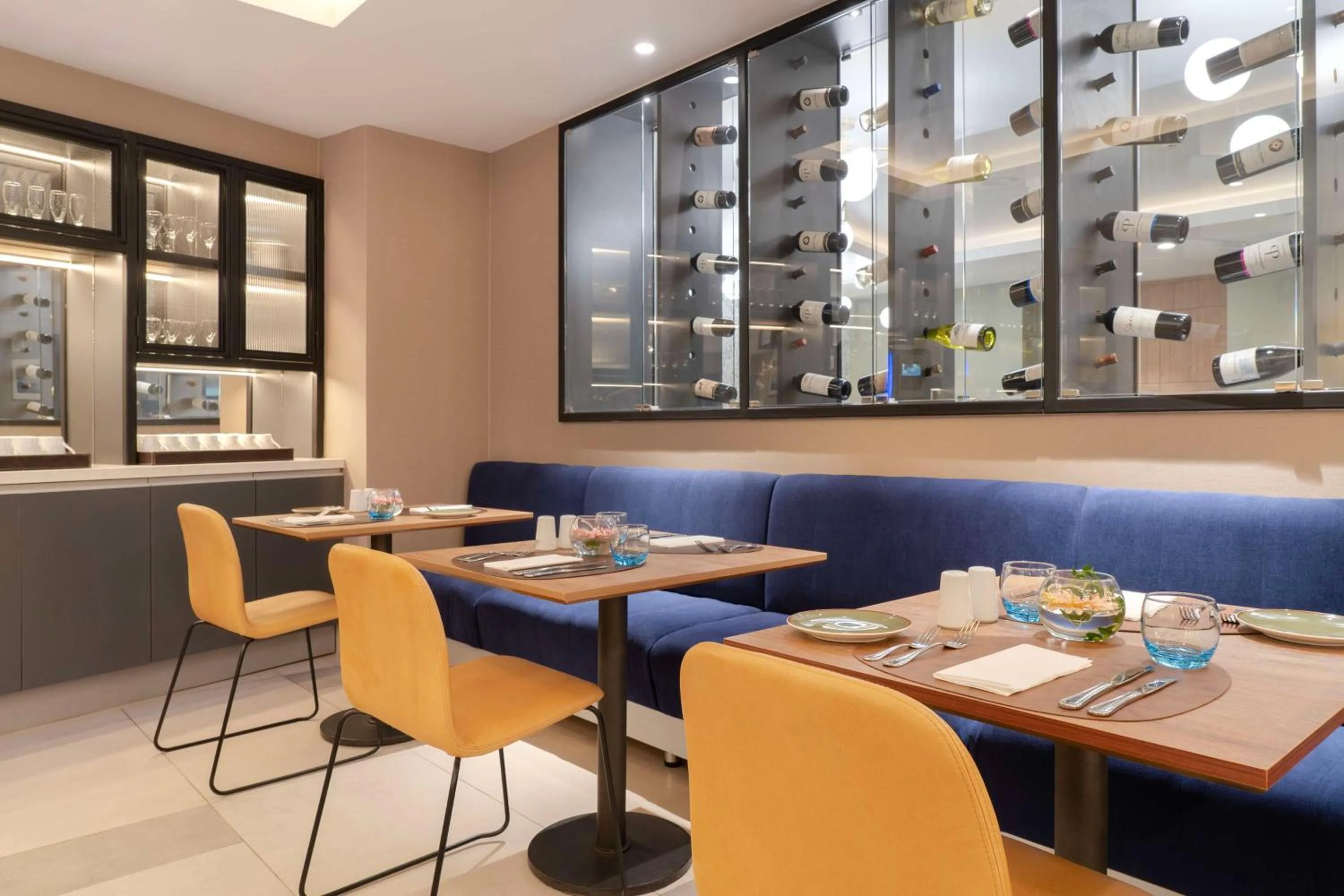 Restaurant/places to eat in NH Ciudad de Santiago