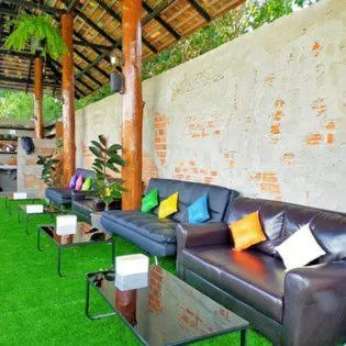 Restaurant/places to eat in Flower hill 180