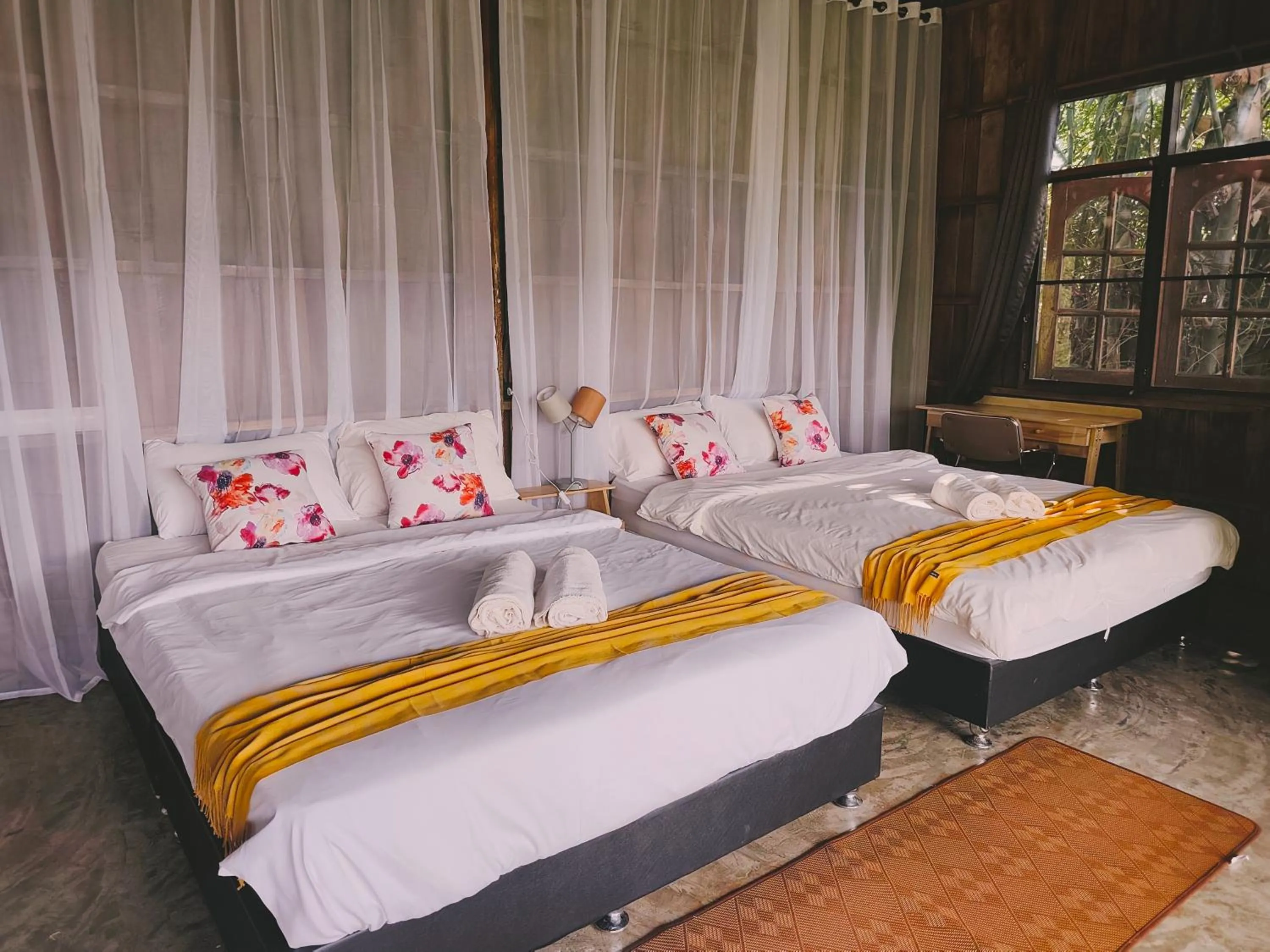 Bed in Flower hill 180