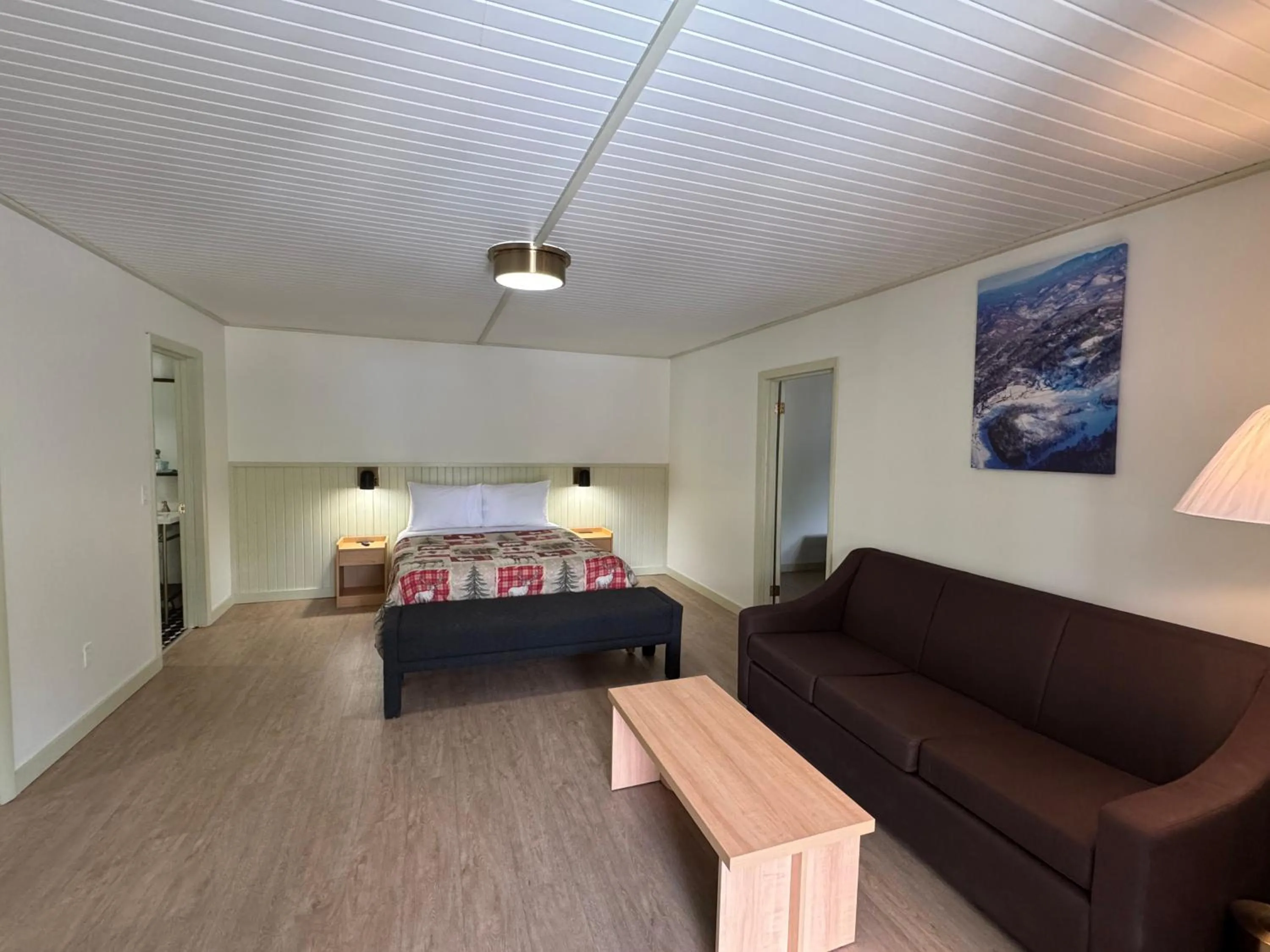 Photo of the whole room, Bed in Ski Mountain Lodge