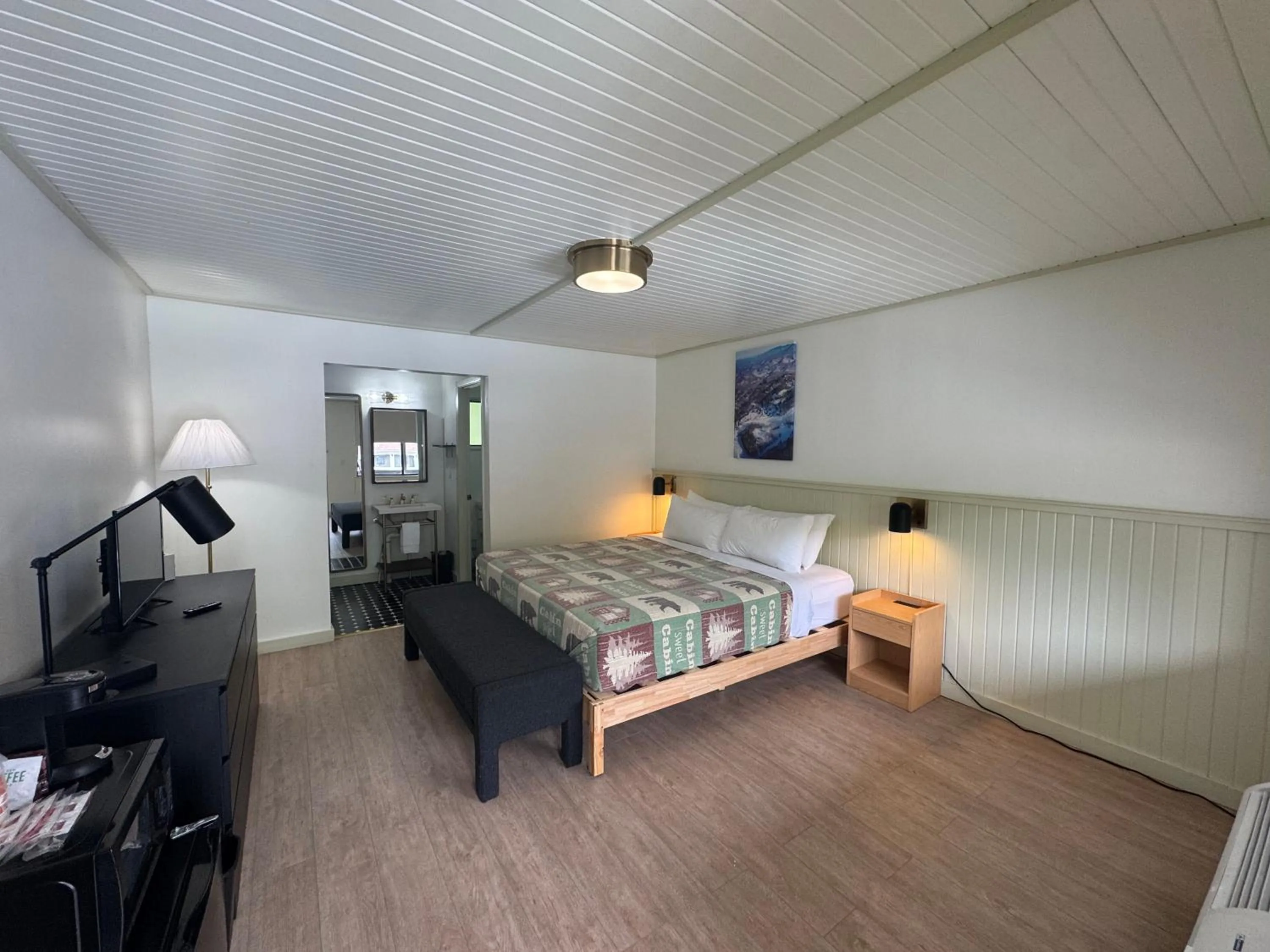 Photo of the whole room, Bed in Ski Mountain Lodge