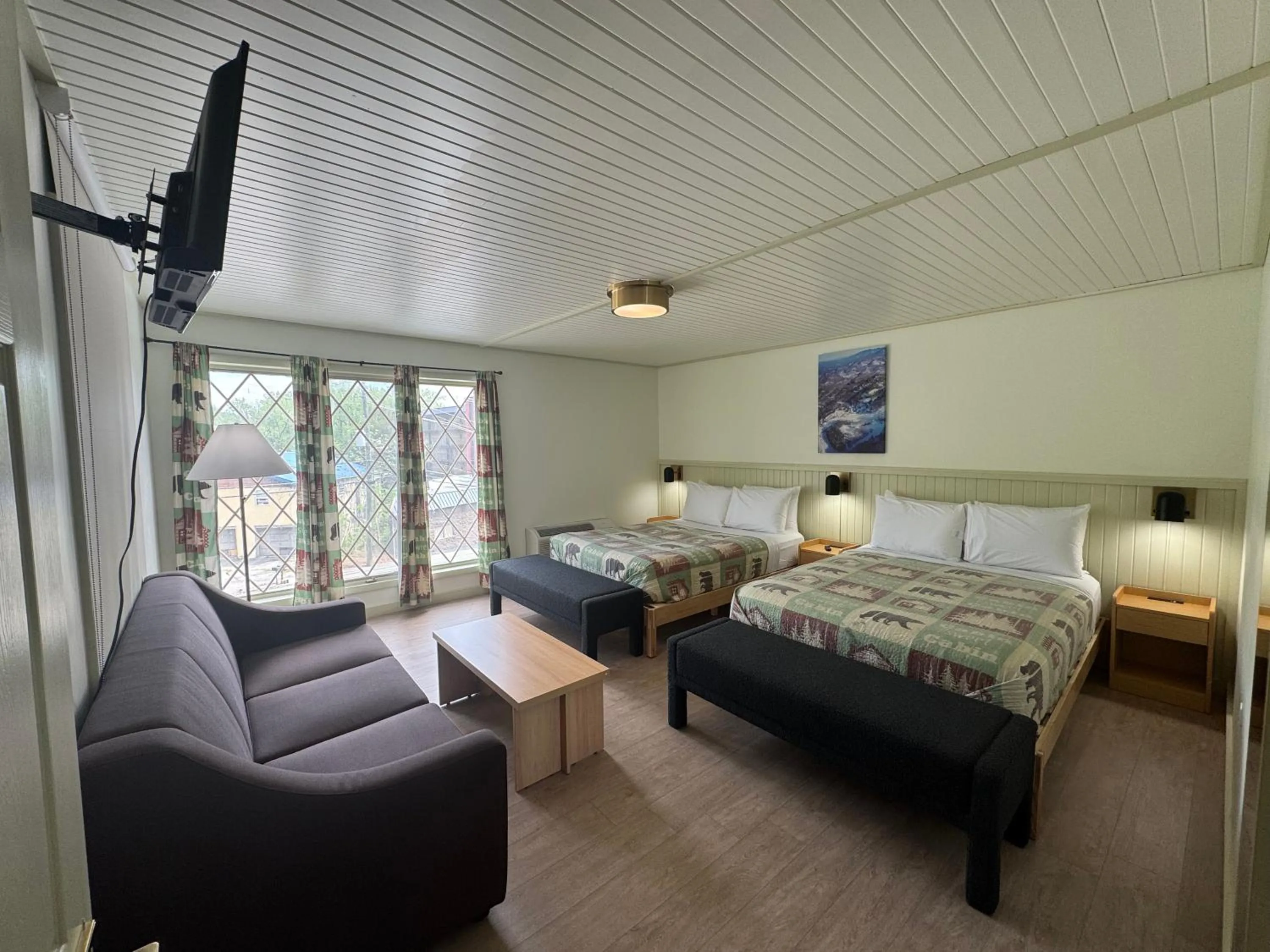Photo of the whole room, Bed in Ski Mountain Lodge