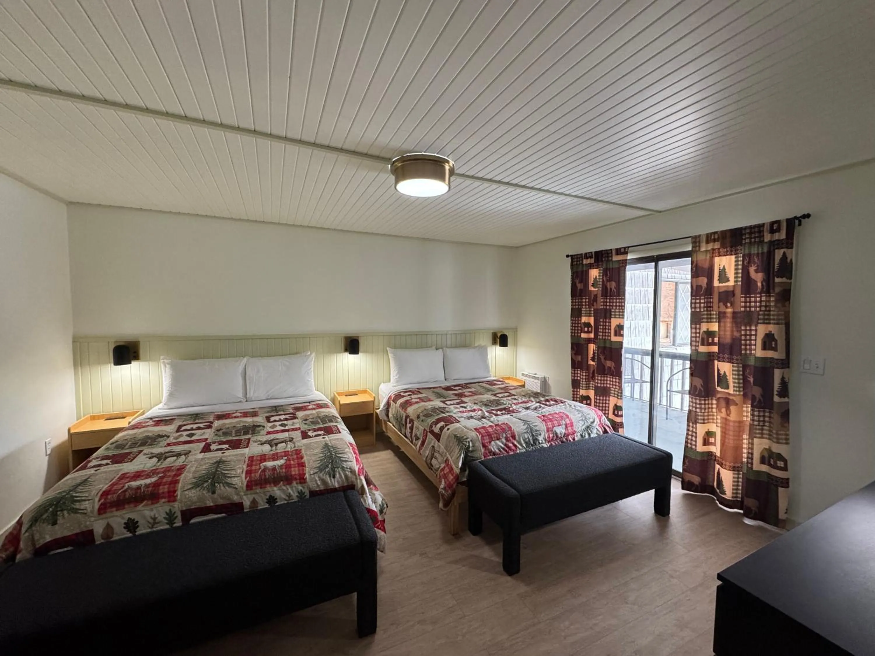 Photo of the whole room, Bed in Ski Mountain Lodge