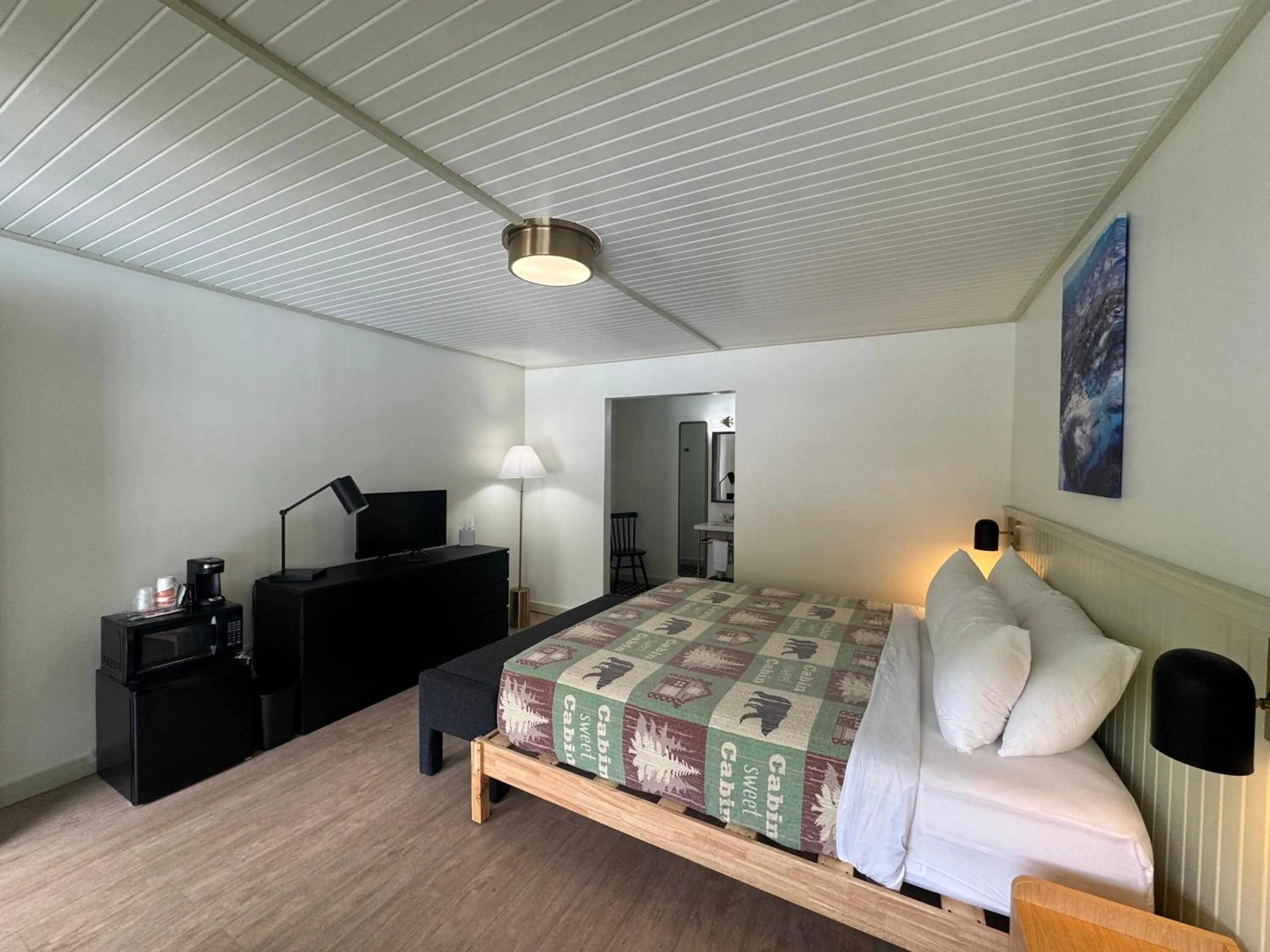 Photo of the whole room, Bed in Ski Mountain Lodge