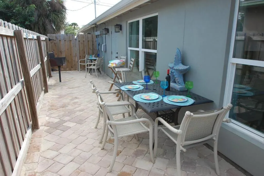 Bahamian Cottage - Heated Pool Walk to the Beach