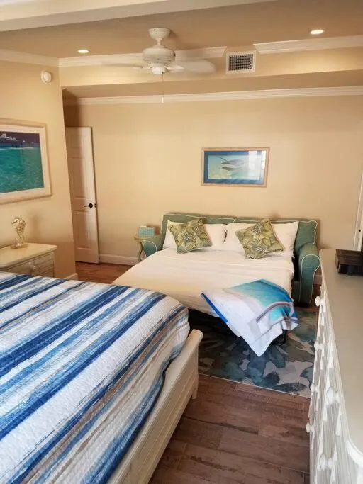 Bed in Bahamian Cottage - Heated Pool Walk to the Beach