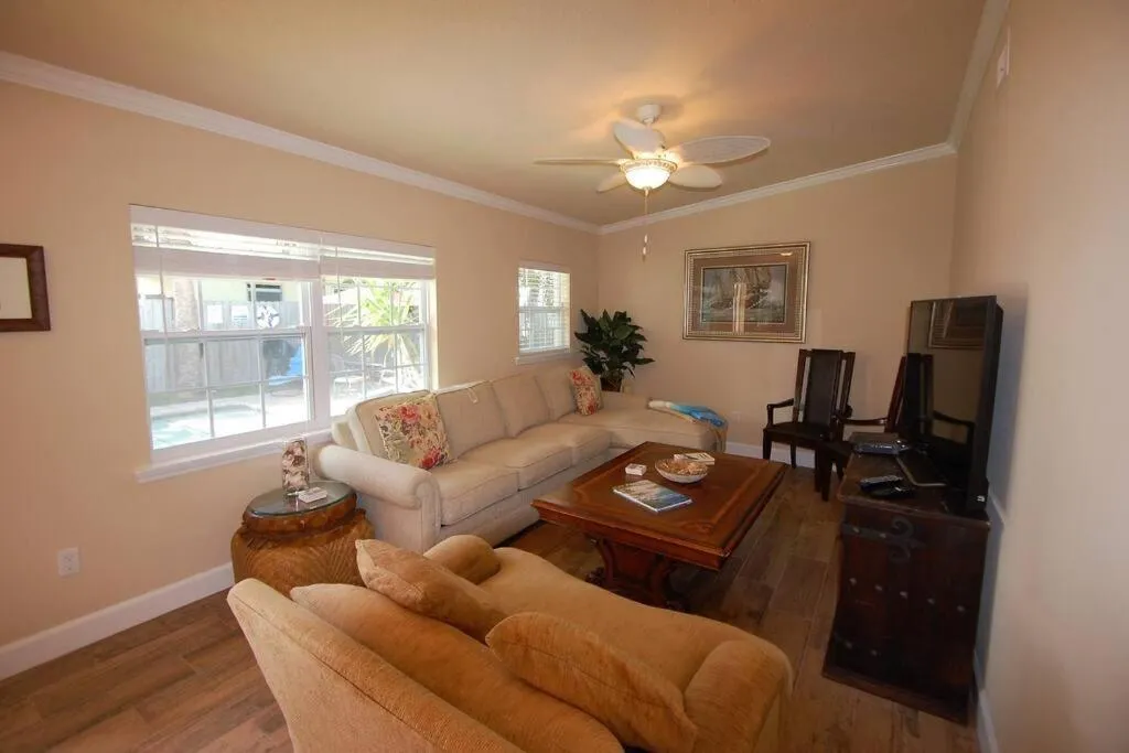 Bahamian Cottage - Heated Pool Walk to the Beach