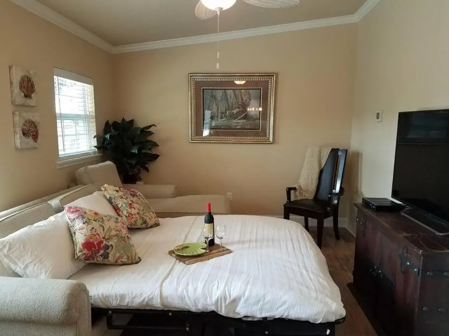 Bahamian Cottage - Heated Pool Walk to the Beach