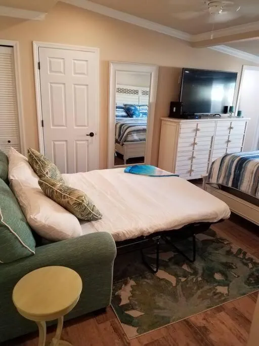 Bed in Bahamian Cottage - Heated Pool Walk to the Beach