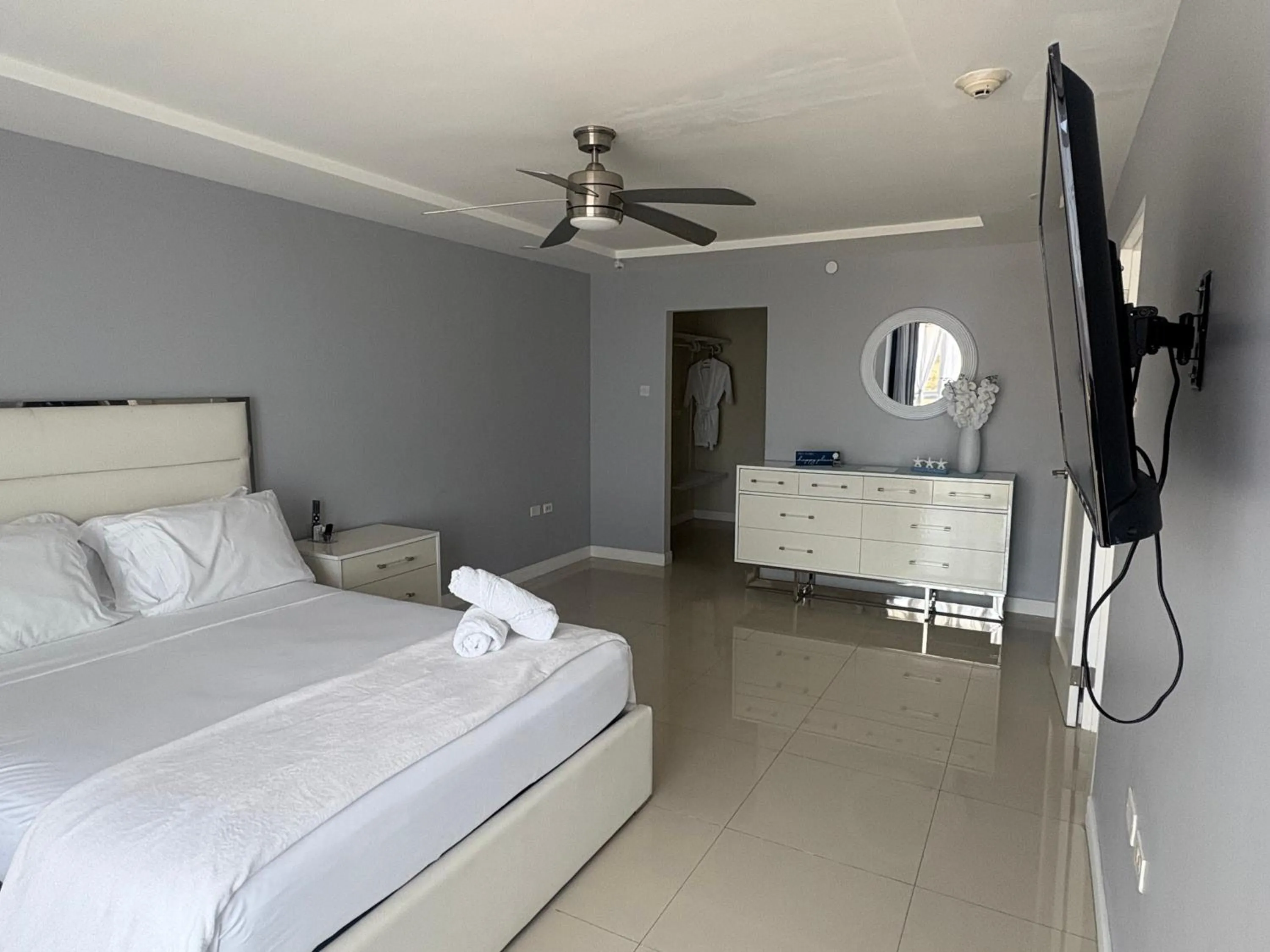 Bed in Large Luxurious Beach Front at Bayfront Villa