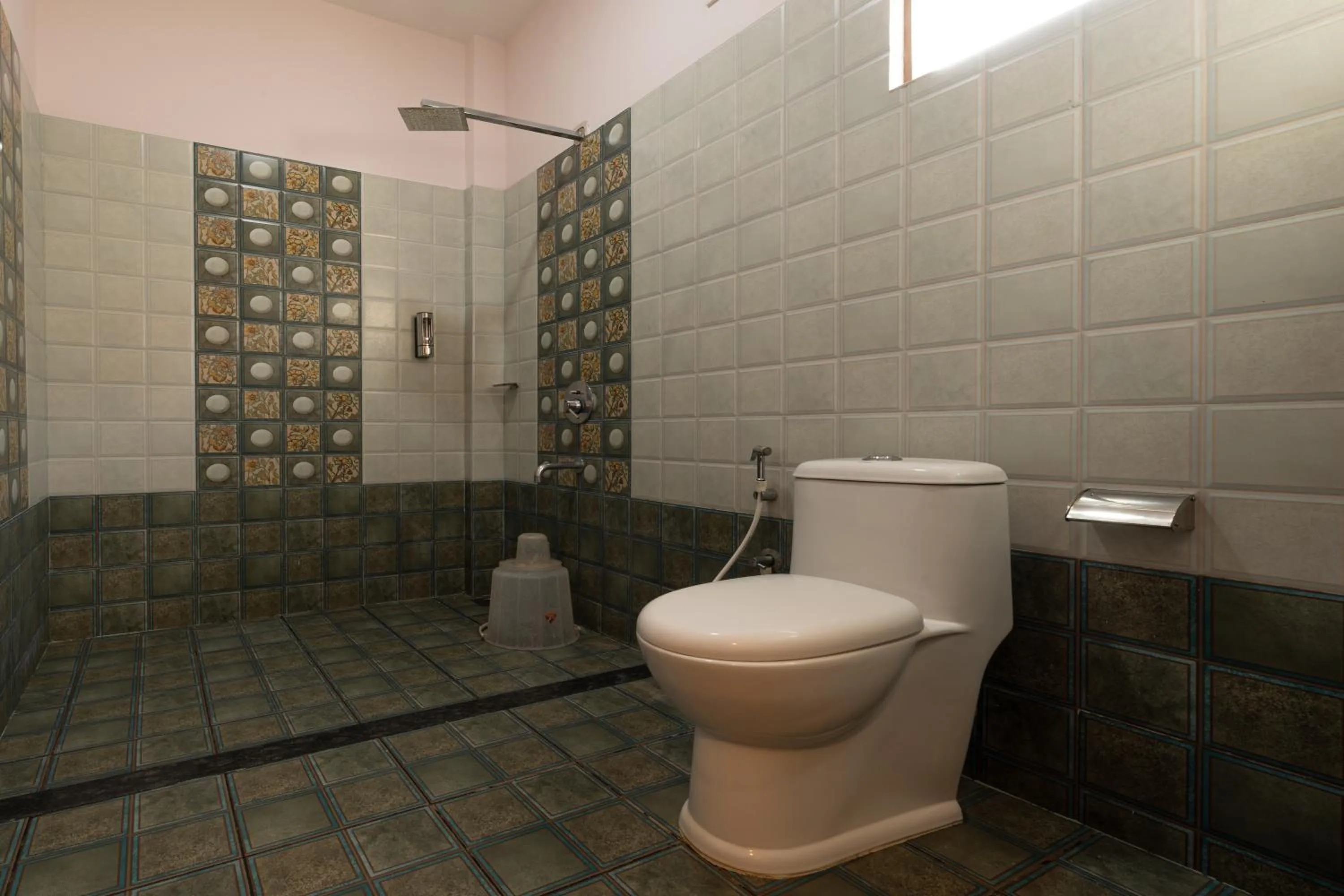 Shower in Avadale Thekkady - Stag Groups Not Allowed