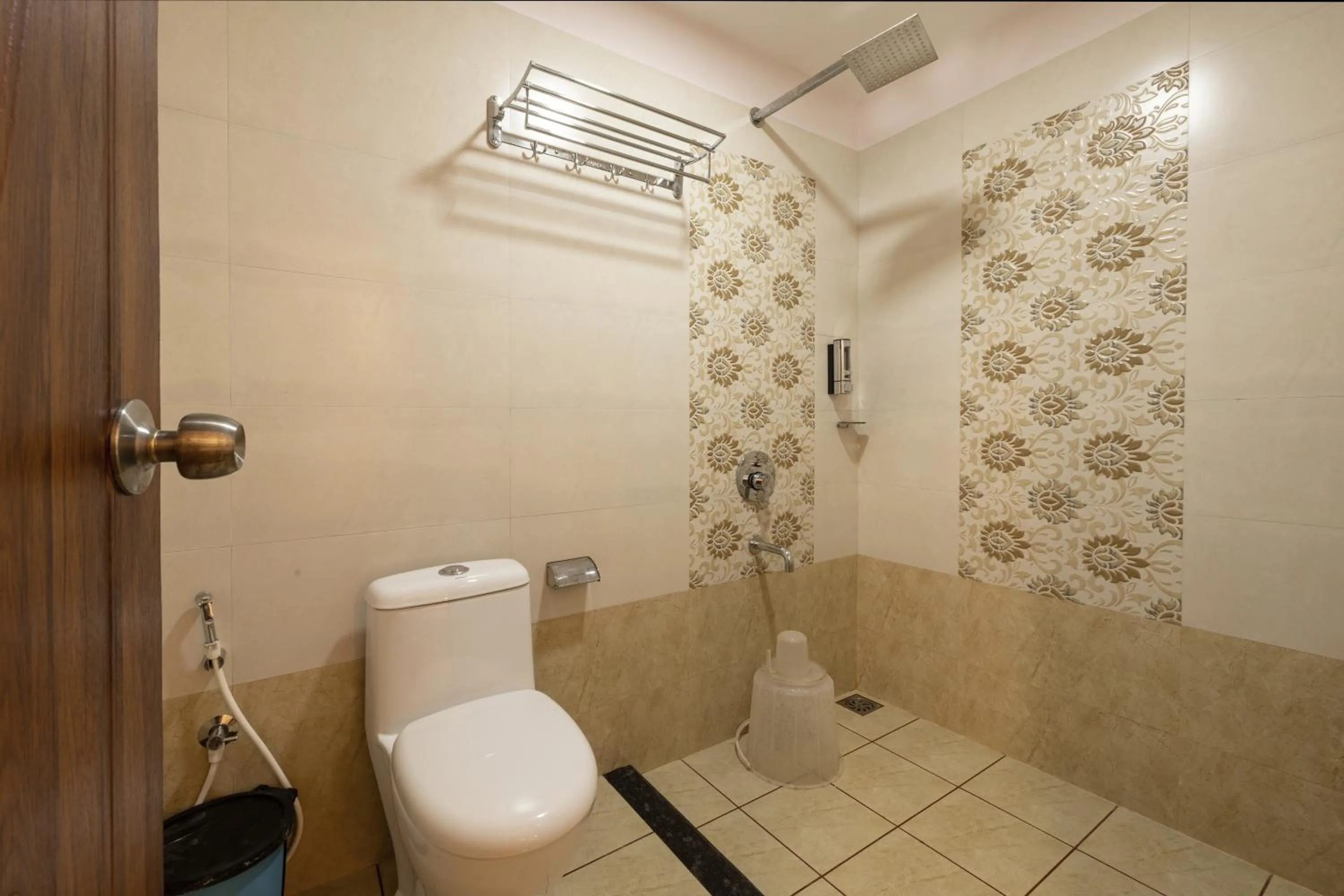 Shower in Avadale Thekkady - Stag Groups Not Allowed