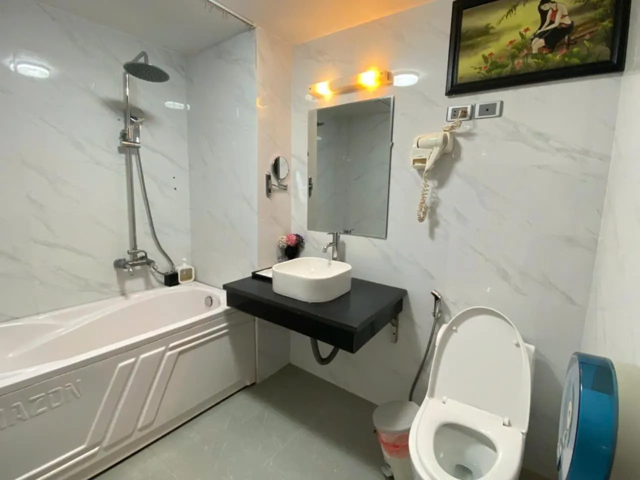 Shower in Moon Hotel Cau Giay