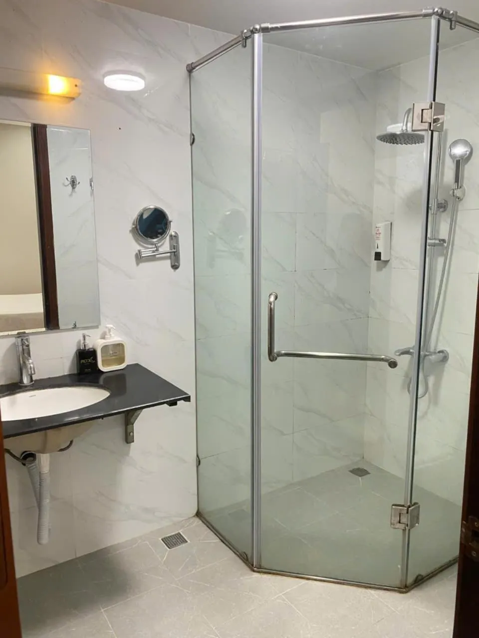 Shower in Moon Hotel Cau Giay