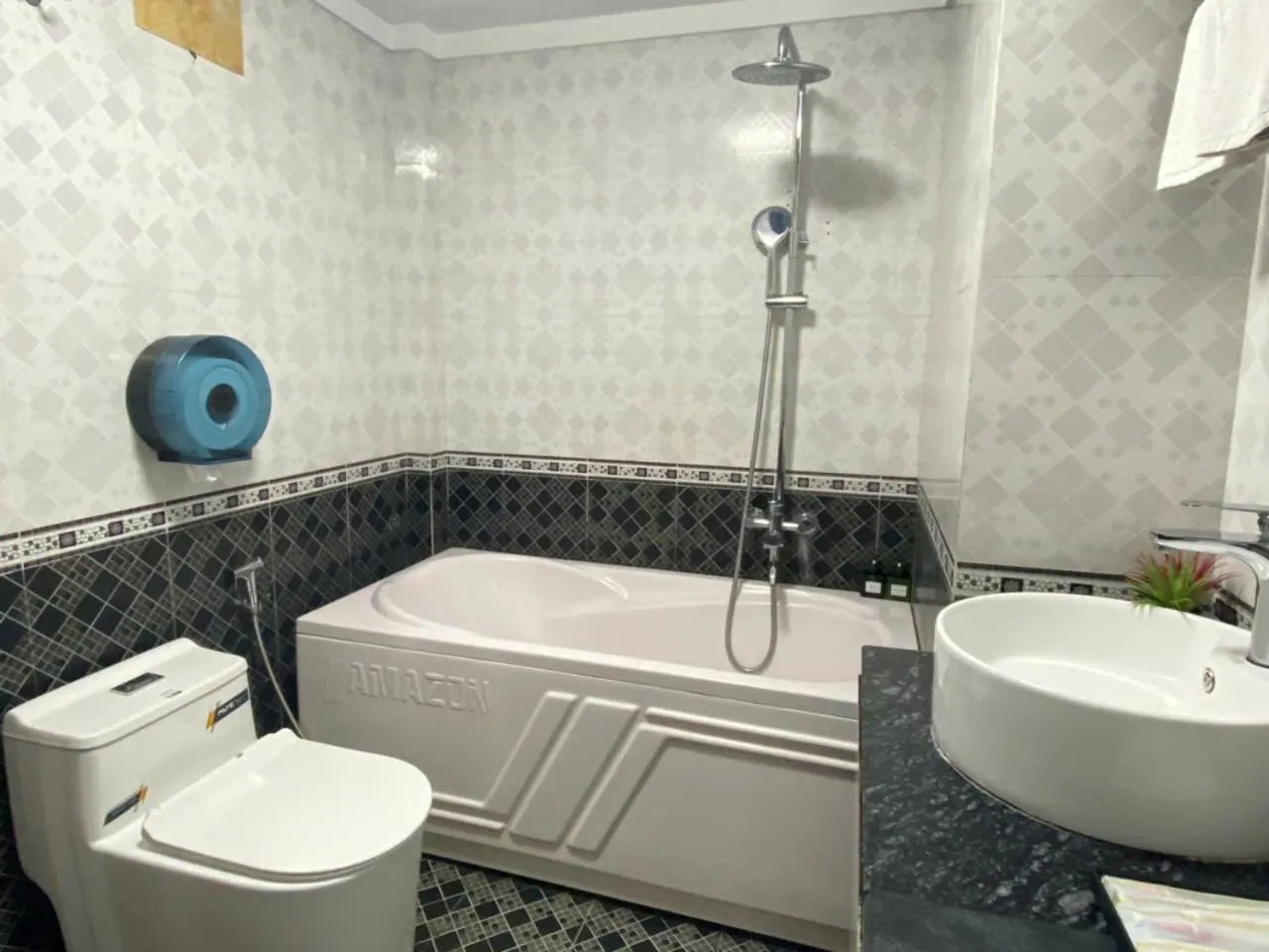 Shower in Moon Hotel Cau Giay