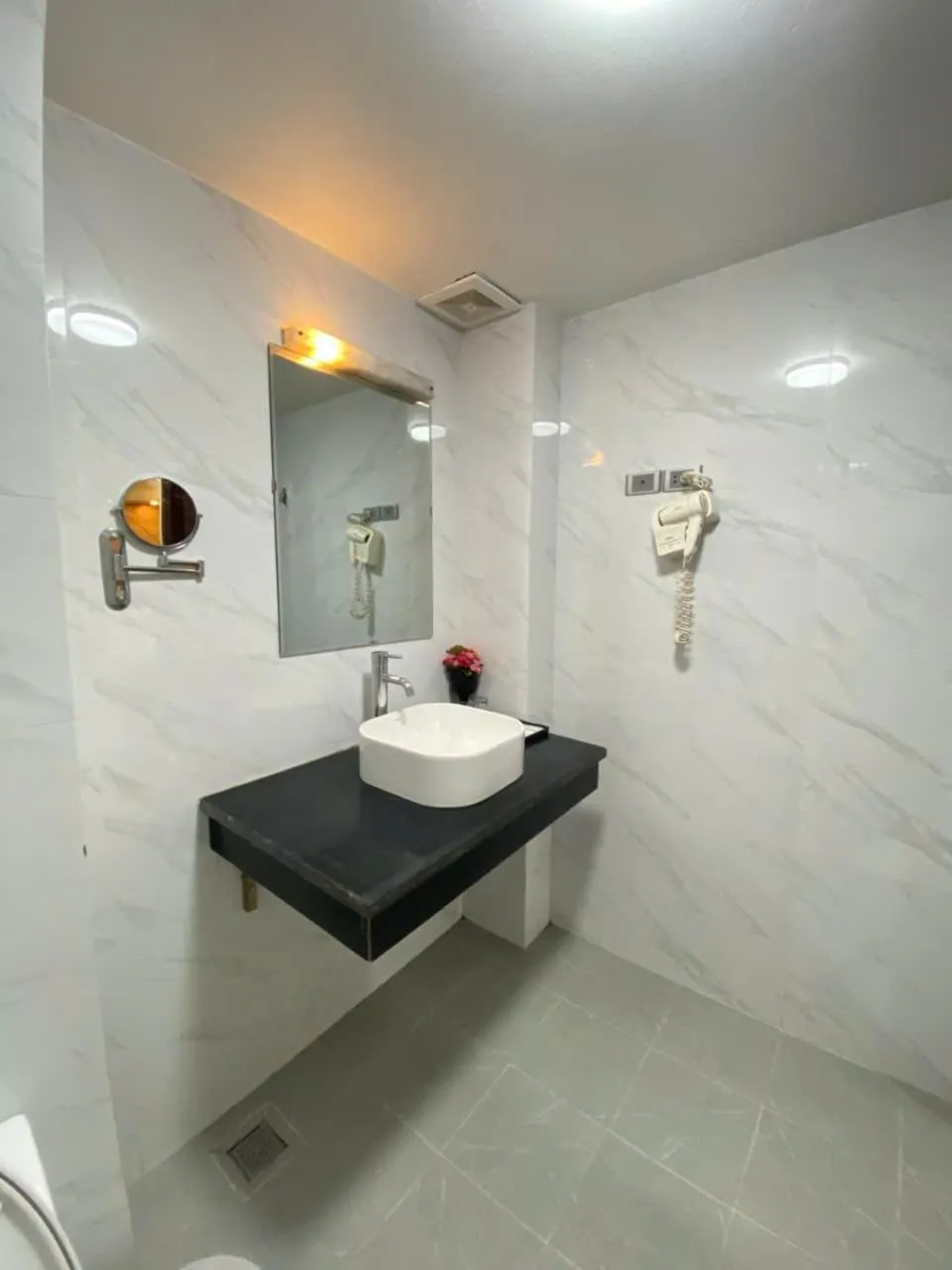 Shower in Moon Hotel Cau Giay