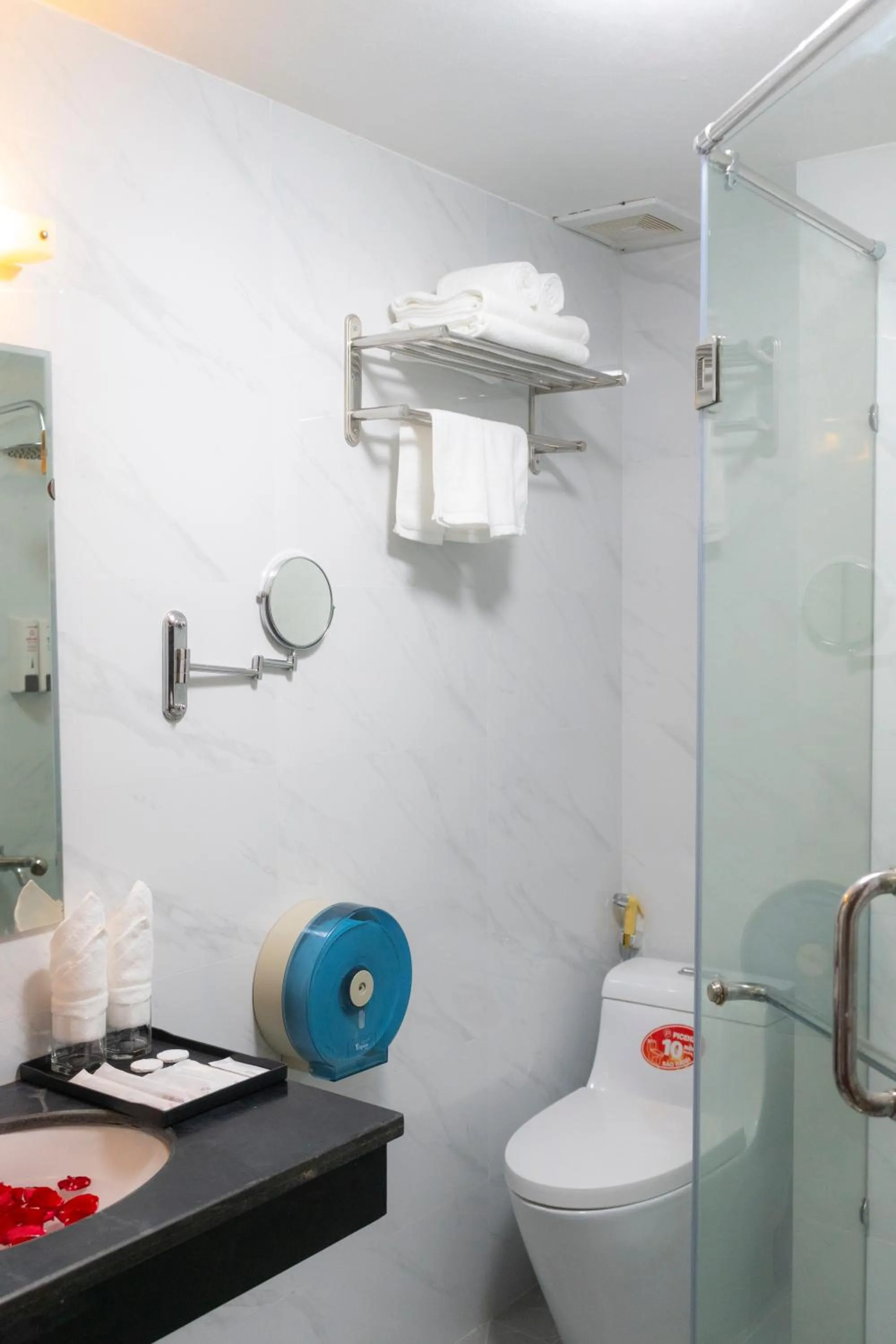 Shower in Moon Hotel Cau Giay