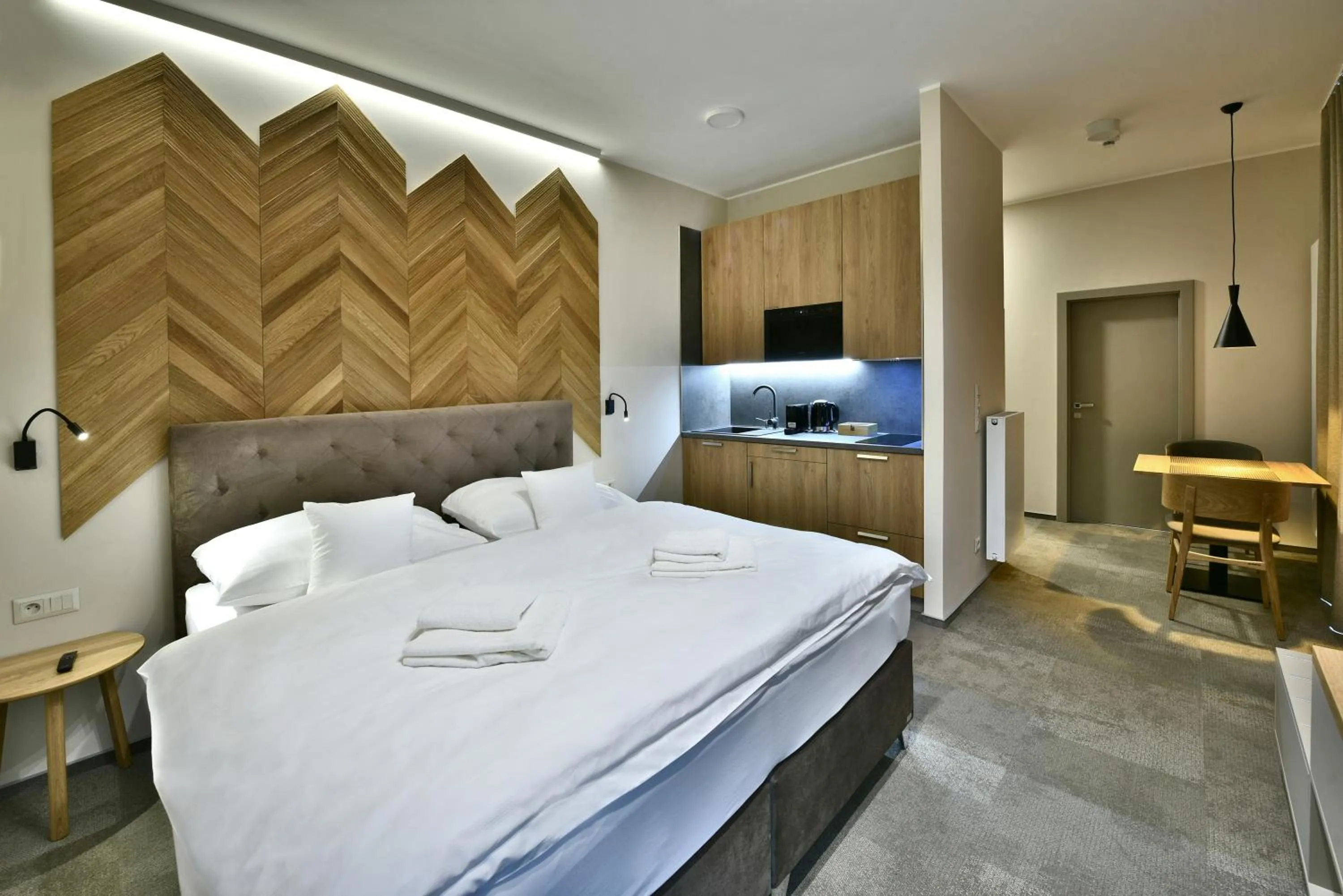 Photo of the whole room, Bed in APLEND Lake Resort