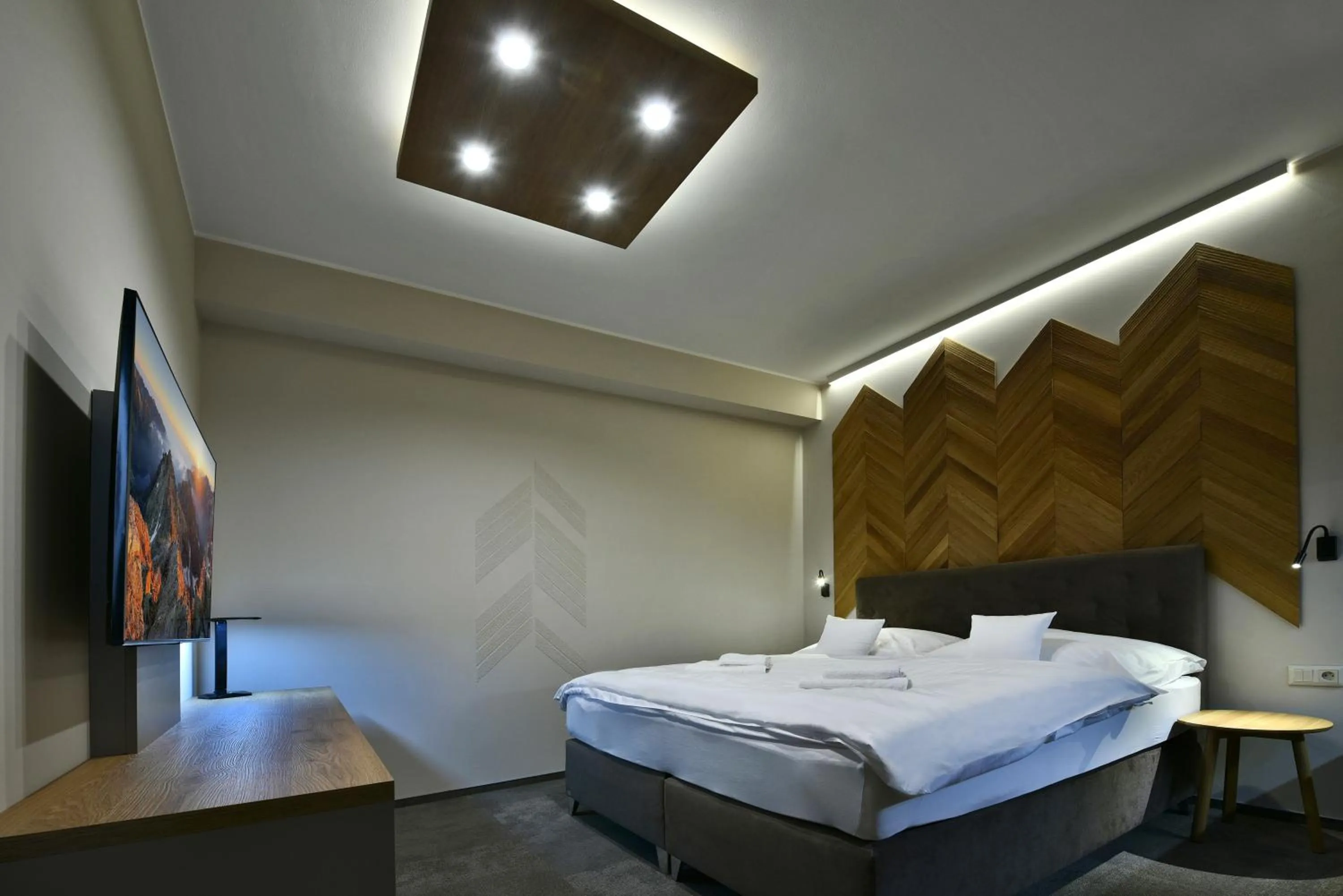 Photo of the whole room, Bed in APLEND Lake Resort