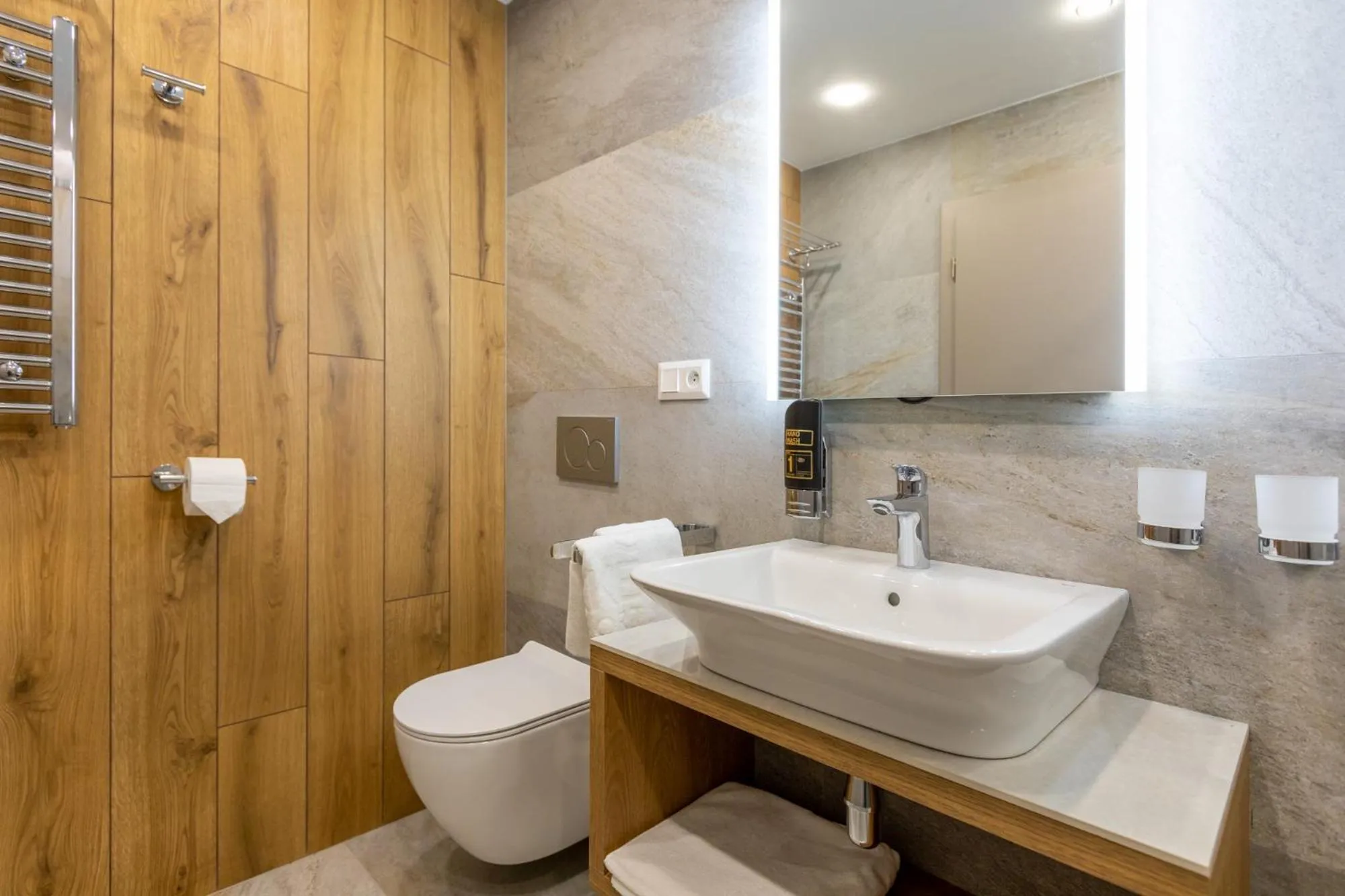 Shower in APLEND Lake Resort