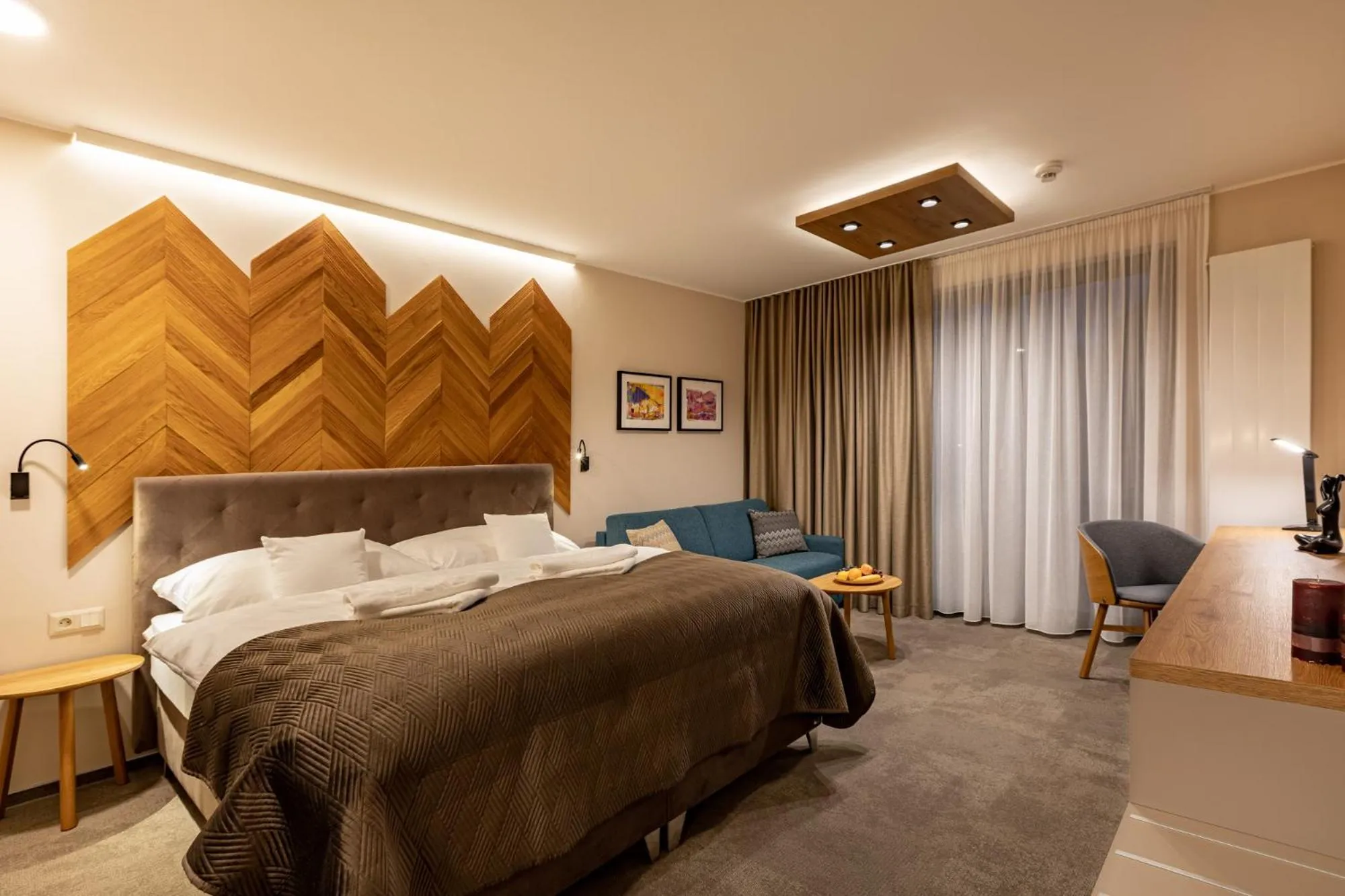 Photo of the whole room, Bed in APLEND Lake Resort