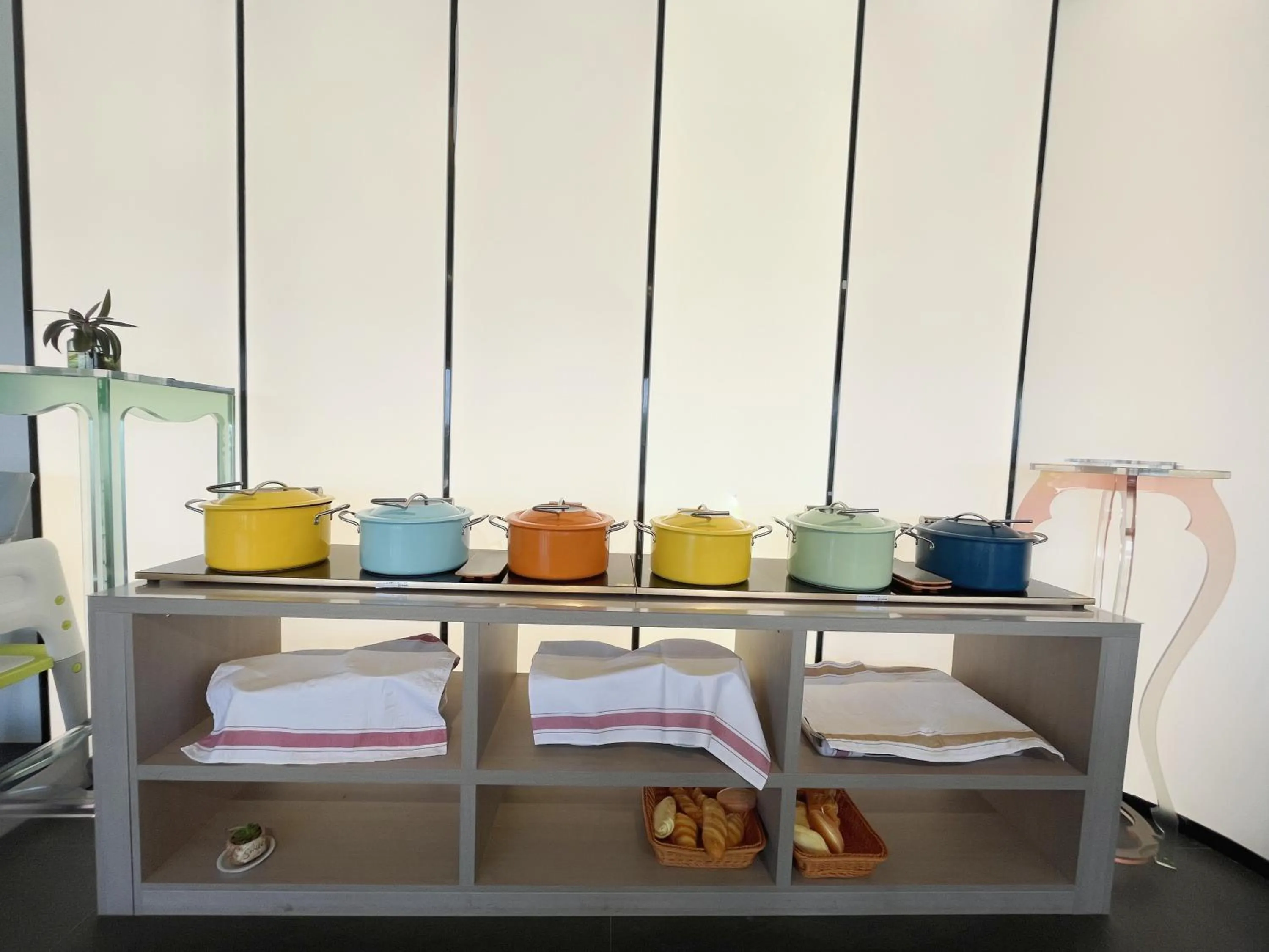 Breakfast, Bed in Riverside Wing Hotel Guilin