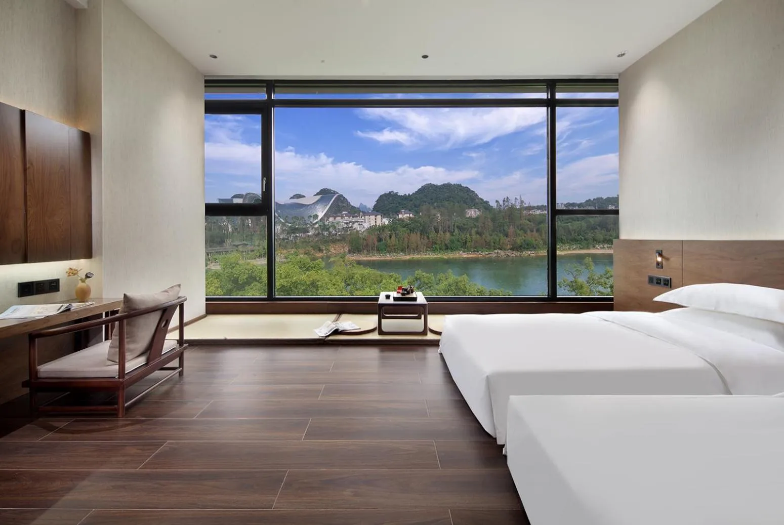 Mountain view, Bed in Riverside Wing Hotel Guilin